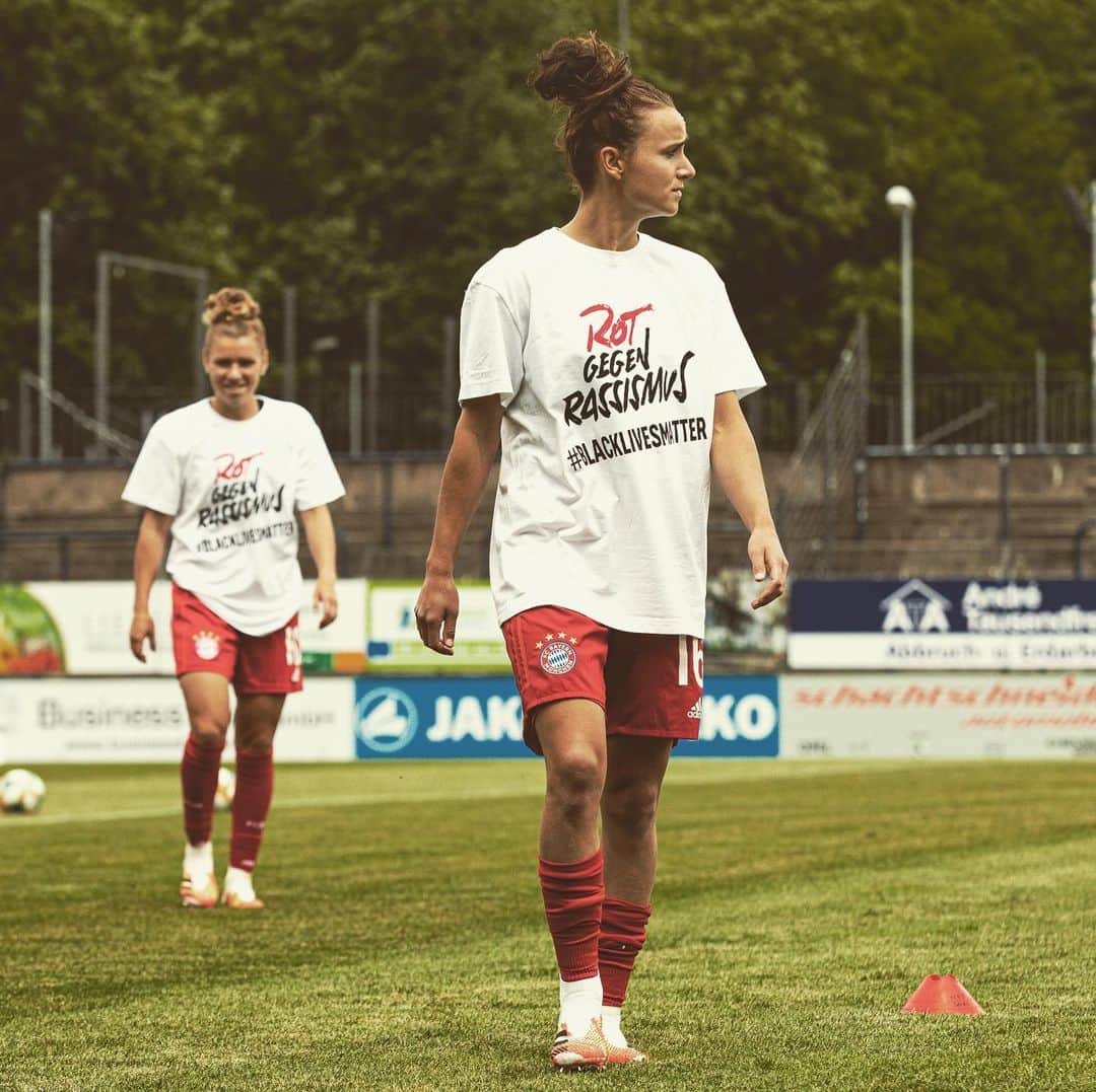Lina Magullのインスタグラム：「Super Sieg, Fußballmädels! 🔴⚪️ & Werte gemeinsam aufrecht halten ! #rotgegenrassismus #gemeinsam #fcbayernfrauen #predator #leben #carryon」