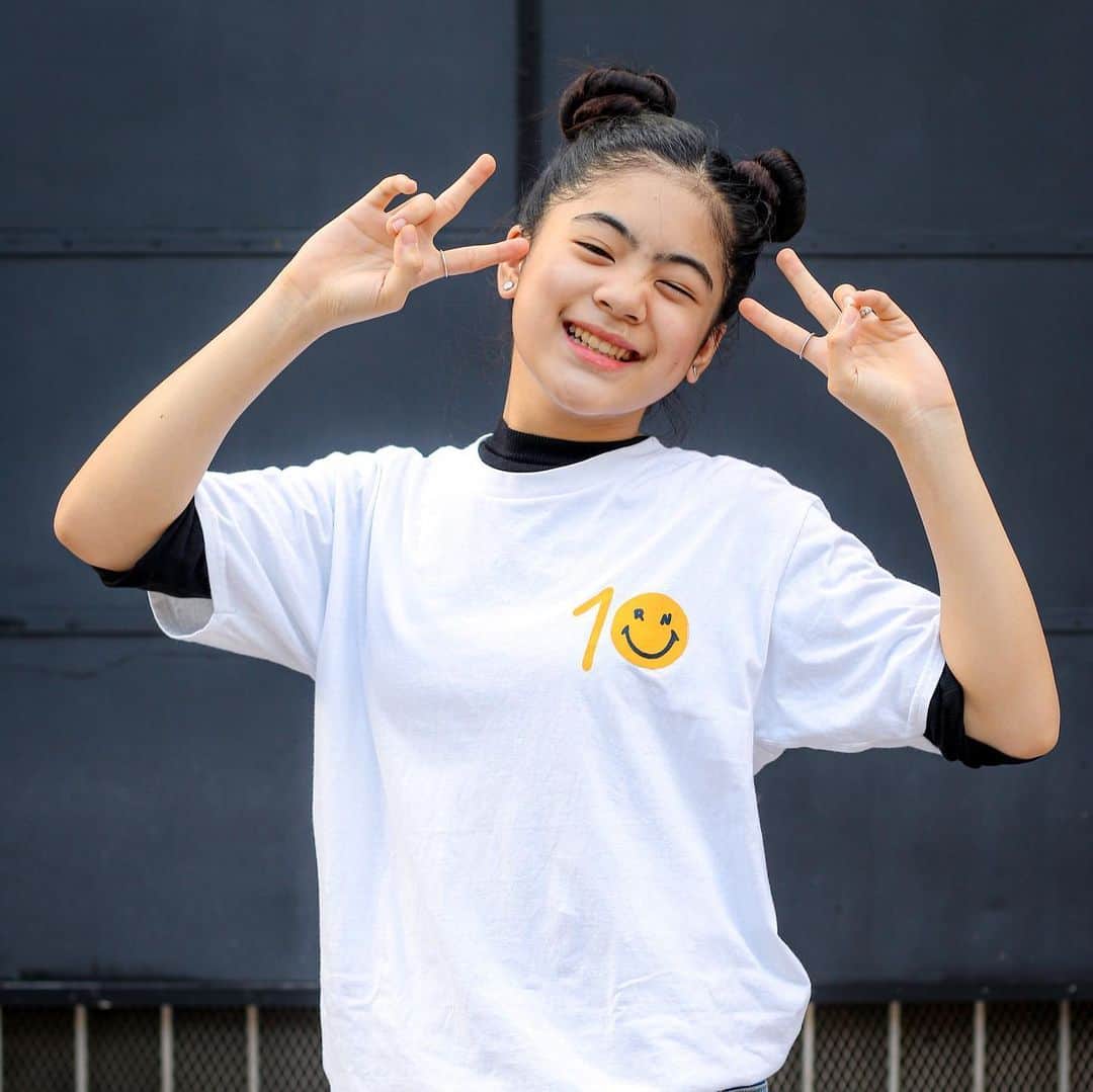 Niana Guerreroのインスタグラム：「we lit with that fit ,cant wait to see some of yall wearing this unreleased limited merch too 😆😁🔥」