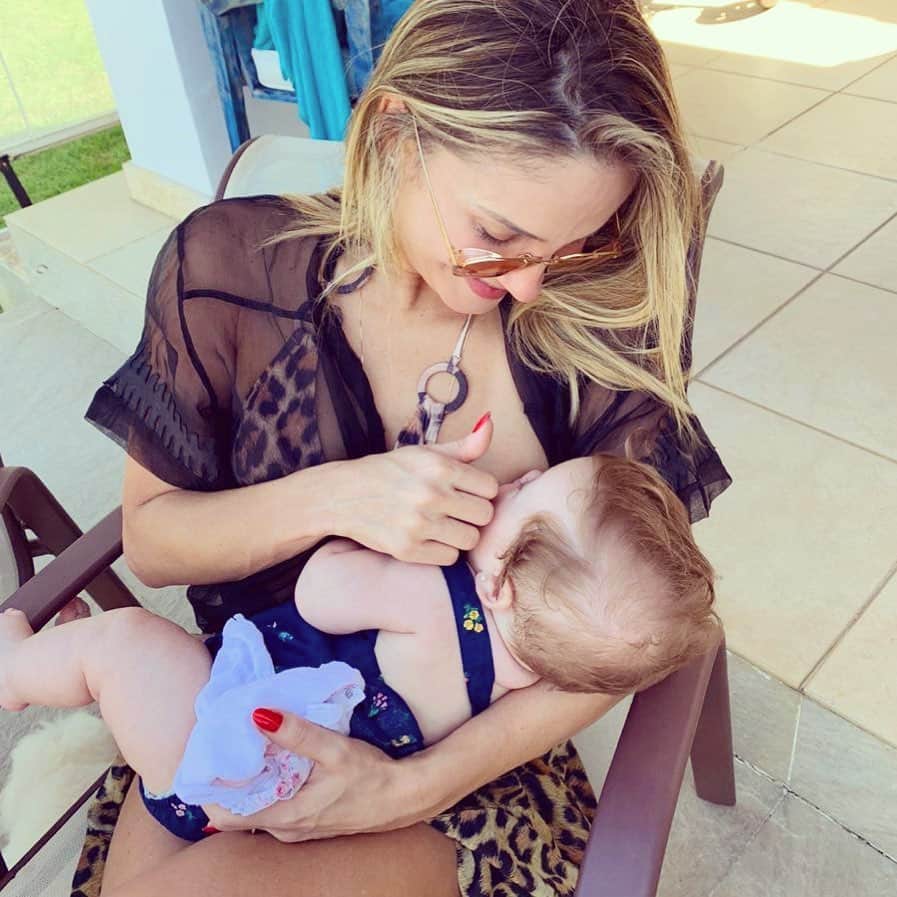 Claudia Leitteのインスタグラム：「“Portanto, abandonem tudo o que é mau, toda mentira, fingimento, inveja e críticas injustas. Sejam como criancinhas recém-nascidas, desejando sempre o puro leite espiritual, para que, bebendo dele, vocês possam crescer e ser salvos. Pois, como dizem as Escrituras Sagradas: “Vocês já descobriram por vocês mesmos que o Senhor é bom.”” ‭‭1Pedro‬ ‭2:1-3‬ ‭」
