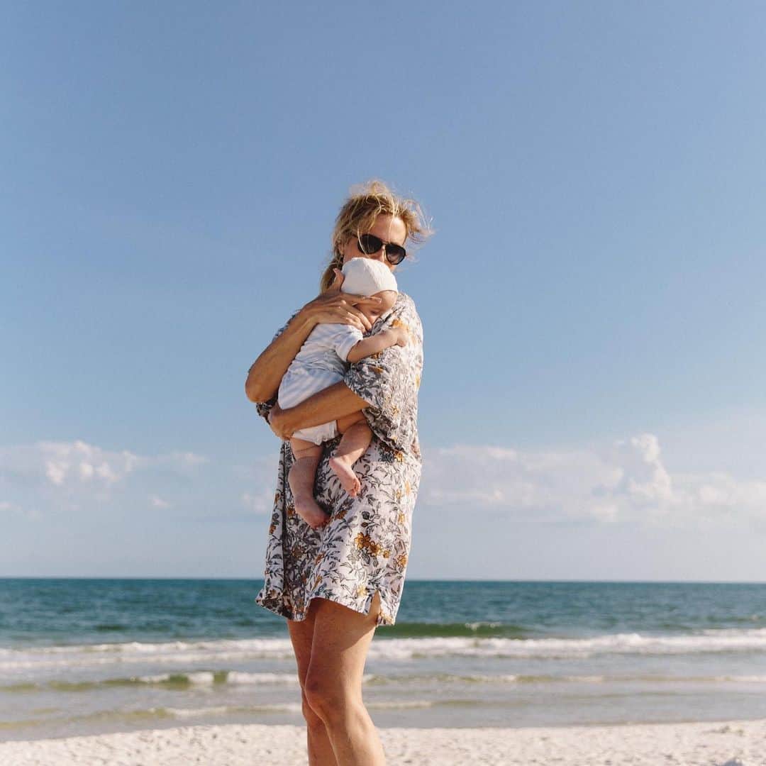 コリー・ロバートソンさんのインスタグラム写真 - (コリー・ロバートソンInstagram)「Babies on a beach 🤗💙🌊」6月8日 1時04分 - bosshogswife