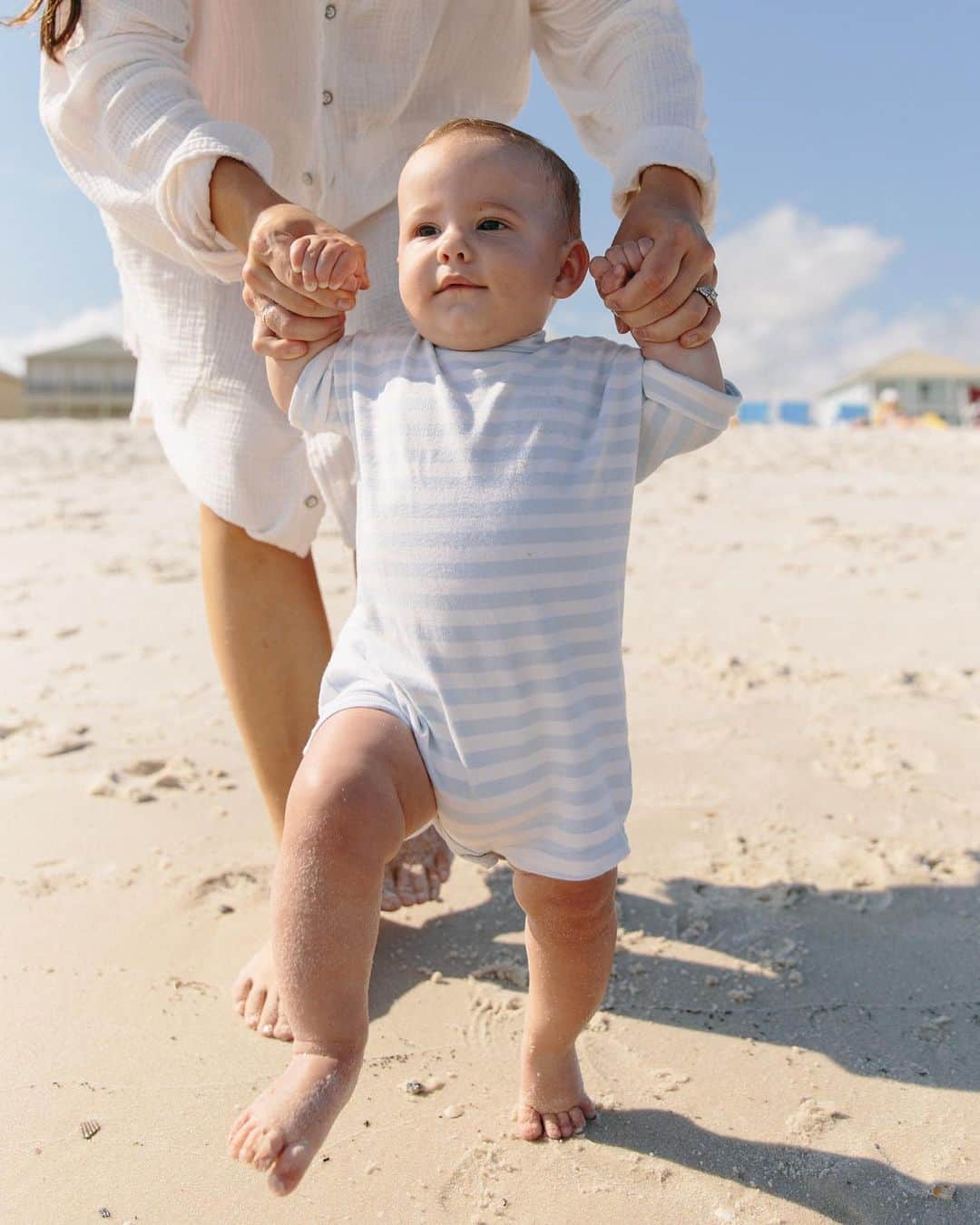 コリー・ロバートソンさんのインスタグラム写真 - (コリー・ロバートソンInstagram)「Babies on a beach 🤗💙🌊」6月8日 1時04分 - bosshogswife
