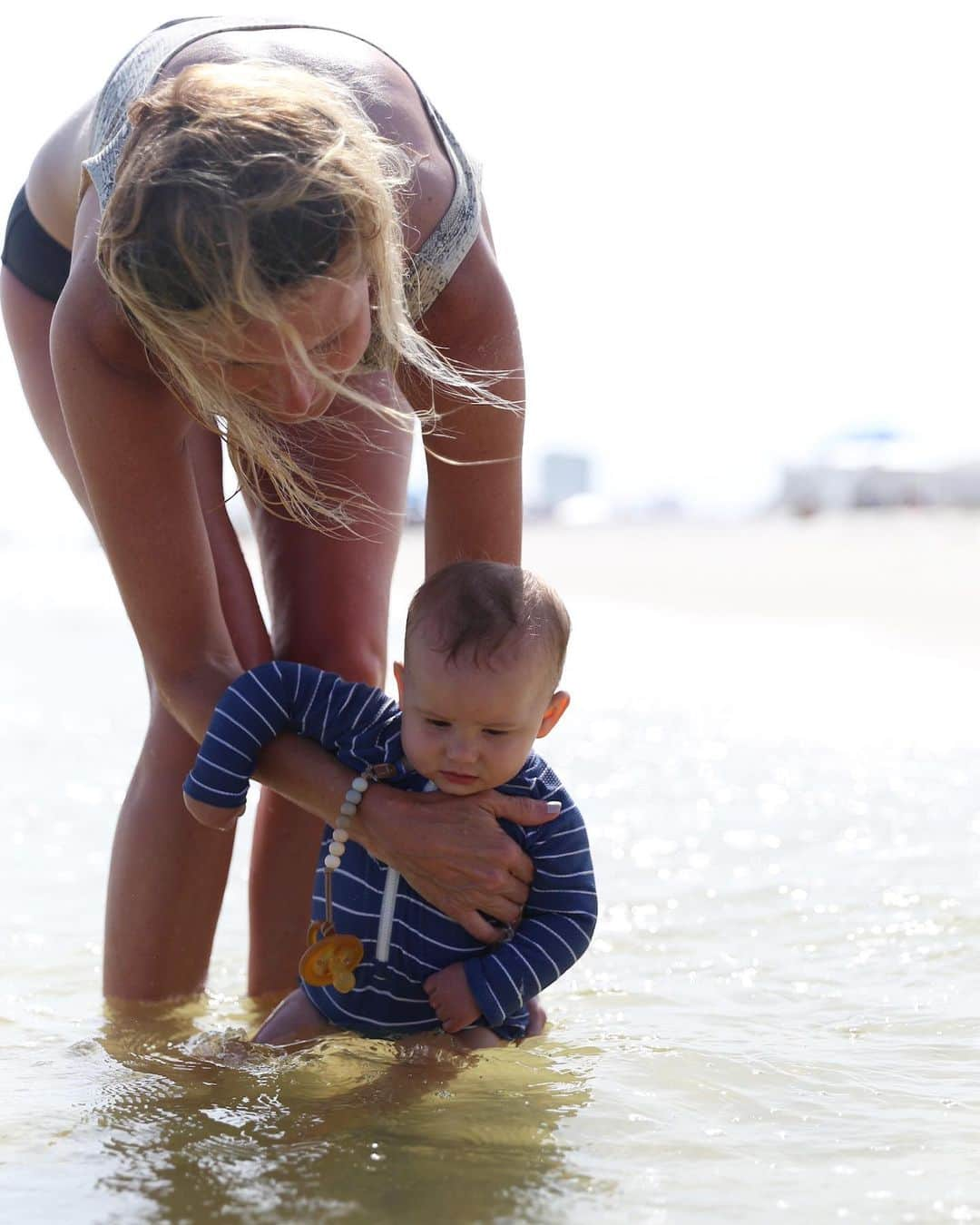 コリー・ロバートソンさんのインスタグラム写真 - (コリー・ロバートソンInstagram)「Babies on a beach 🤗💙🌊」6月8日 1時04分 - bosshogswife