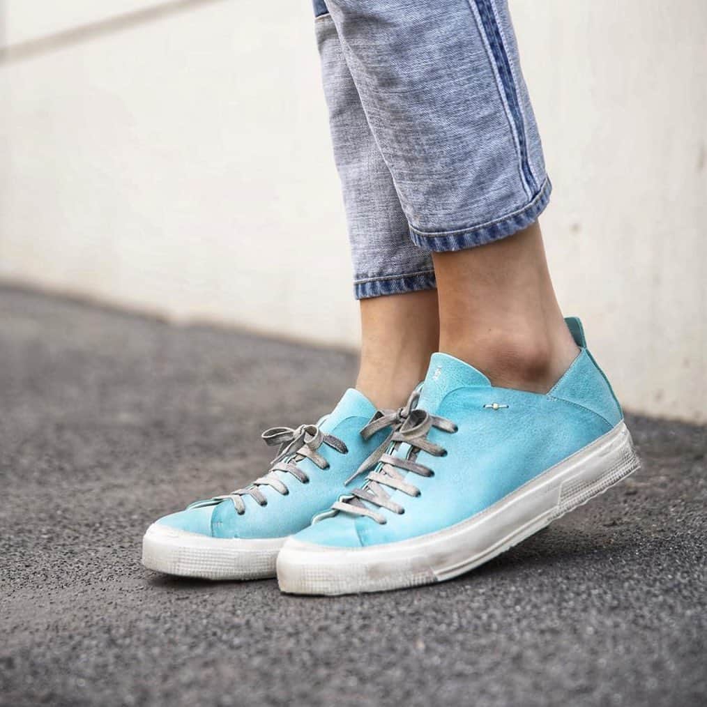 エンリーベグリンのインスタグラム：「Walking with casual elegance and a bit of color with the #HenryBeguelin Sneaker Sbiancato in Sky color. #HBSS20」