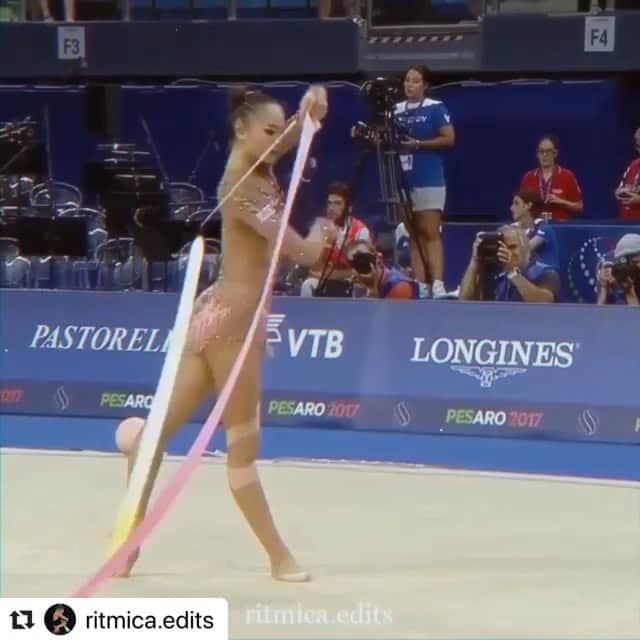皆川夏穂のインスタグラム：「Thank you💐✨ #Repost @ritmica.edits with @make_repost ・・・ gymnast: @kaho_minagawa0820 🇯🇵 Pesaro 2017🇮🇹[hope you like it ]🤍」