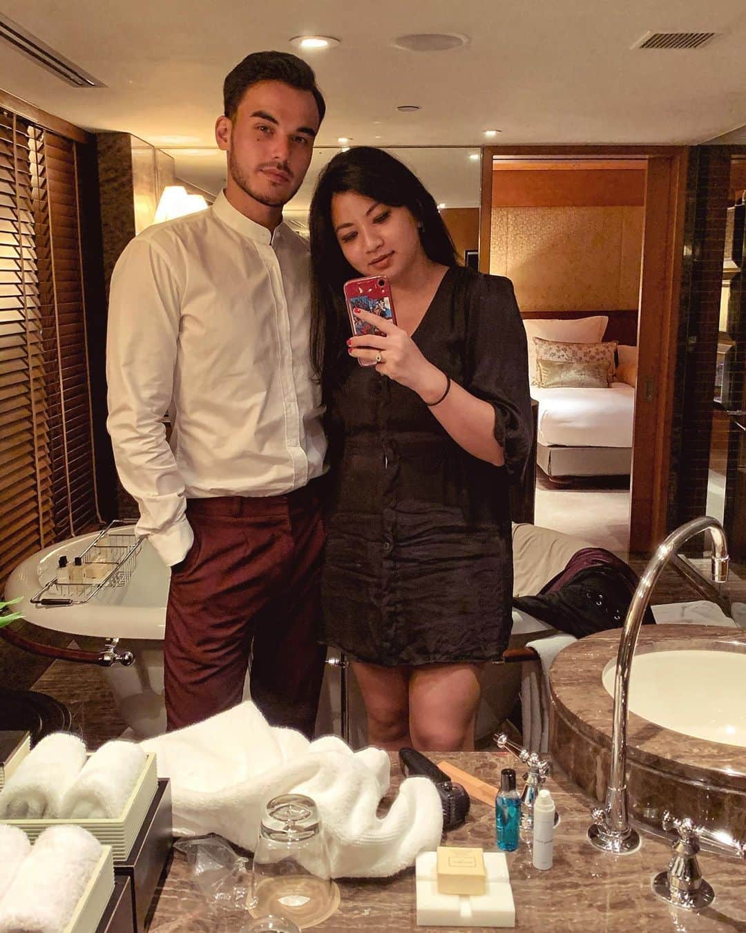 Kam Wai Suenのインスタグラム：「This pretty one “surprised” me with a staycation at the @mo_hkg for our 12th anniversary. It is not my first time guessing my present but it was hers, that little spy is still impressing me after 12 years together ❤️ #0706 #12thanniversary #ImAFan #mo_hkg #mandarinorientalhongkong」