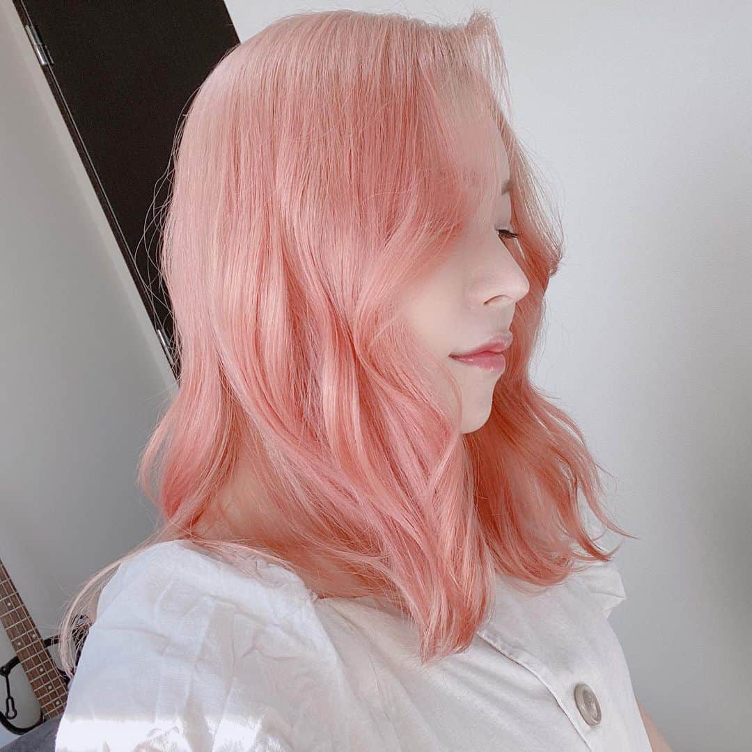 おかめ微々ちゃんのインスタグラム：「. 🌸🌸 . #ヘアカラー #キャンディーピンク #ハイトーン #ピンク髪 #ピンクヘアー #ホワイトピンク #pink #pinkhair #派手髪 .」