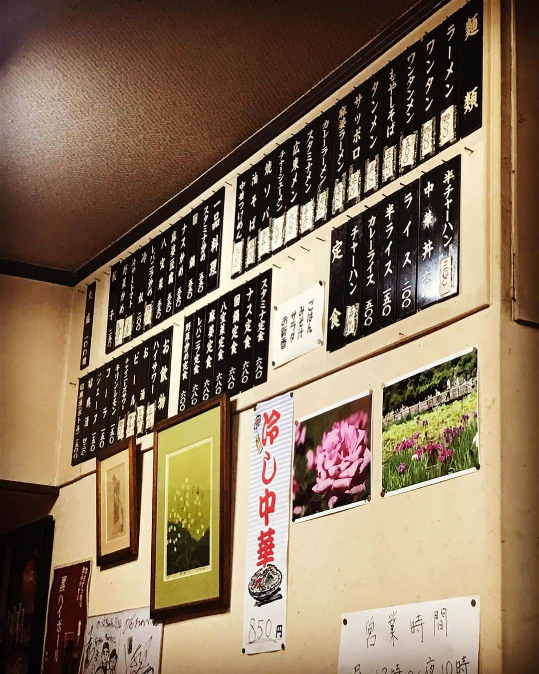 香衣さんのインスタグラム写真 - (香衣Instagram)「中華注文途中  のぶちゃんまいうでした！ 渋い店内でイケイケです！ 私のツボを抑えてはりました🥟  #餃子　#レバニラ炒め  #麻婆豆腐　#オレンジジュース #コーラ　#マスク #スタジオ　#のぶちゃん #ドラムレッスン #drum #美味　#中華」6月7日 16時15分 - kaicai