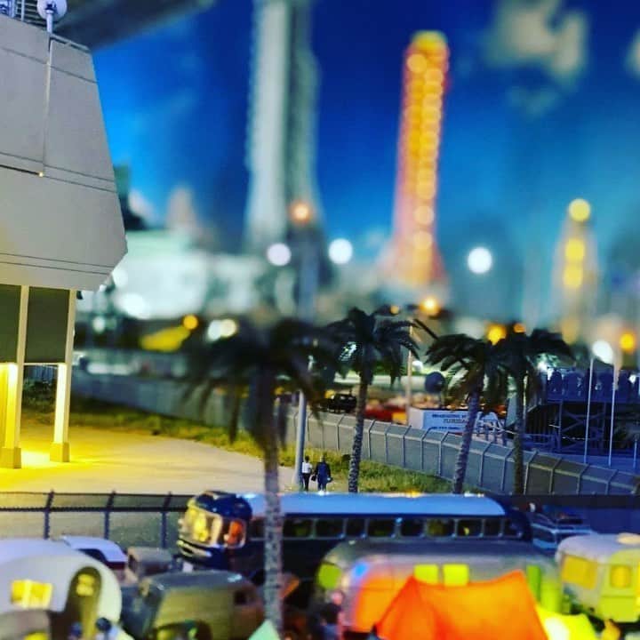のインスタグラム：「1/80の世界へ🪐 ・ 6月11日（木）グランドオープンする　@smallworlds_official ・  総面積8,000m²、世界最⼤級の屋内型 ミニチュア・テーマパーク、スモールワールズ TOKYO。 ・ 世界の街エリアや、スペースシャトルがリアルに離発着する宇宙センターエリアなどがあり、私たちが住む世界に似ているのだけど..どこか神秘的⚡️ ・ 綺麗な夕日に包まれたり　1日が30分のサイクルとなっているの。まるで不思議な世界を旅しているかのような空間です。 ・ 素敵な取り組みのお話も聞いたのでまたお話させてください。 ・ 有明に..もうひとつの世界があります🌏 ・ #miniature #figurine #smallworldstokyo  #スモールワールズ」