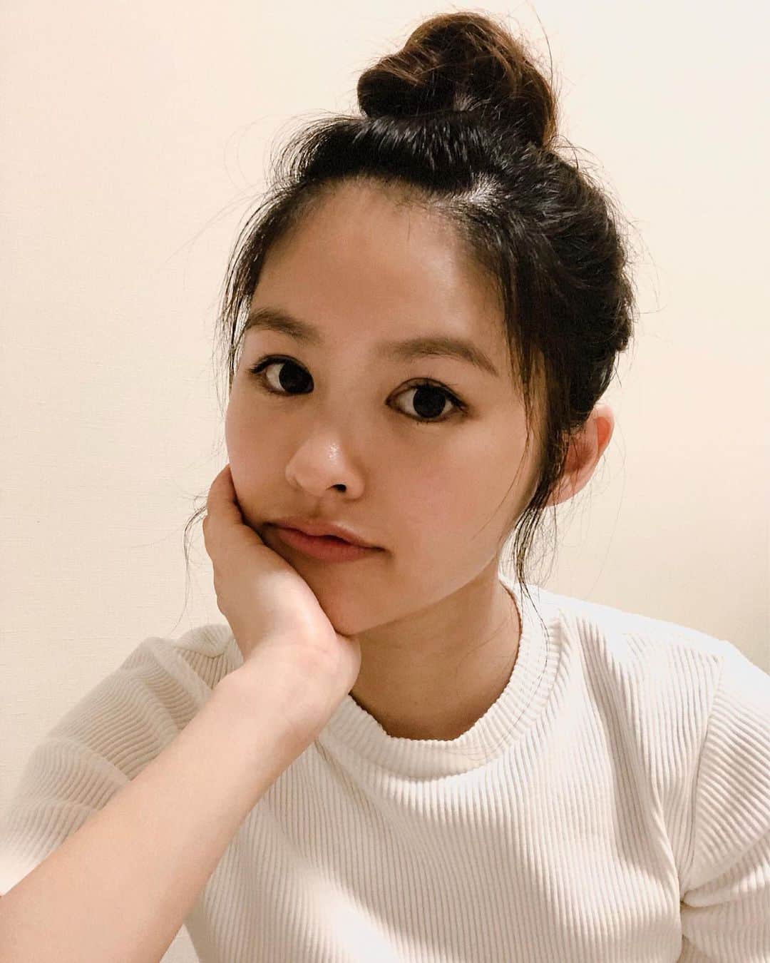 昆夏美のインスタグラム：「. でこ出し。 . 6月になり、 外で太陽の光を浴びることも少しずつ増えて 日差しの気持ち良さを実感してます。 オン眉だった前髪は眉毛の下くらいまで伸びて、 こういう身近なところでも月日の流れを感じてます。 . 最近はもっぱらお団子スタイルなので 記念にちょっとだけキムっぽくしてみました。笑 (ただおでこ出しただけ) . 皆さまお元気ですかー😊？」