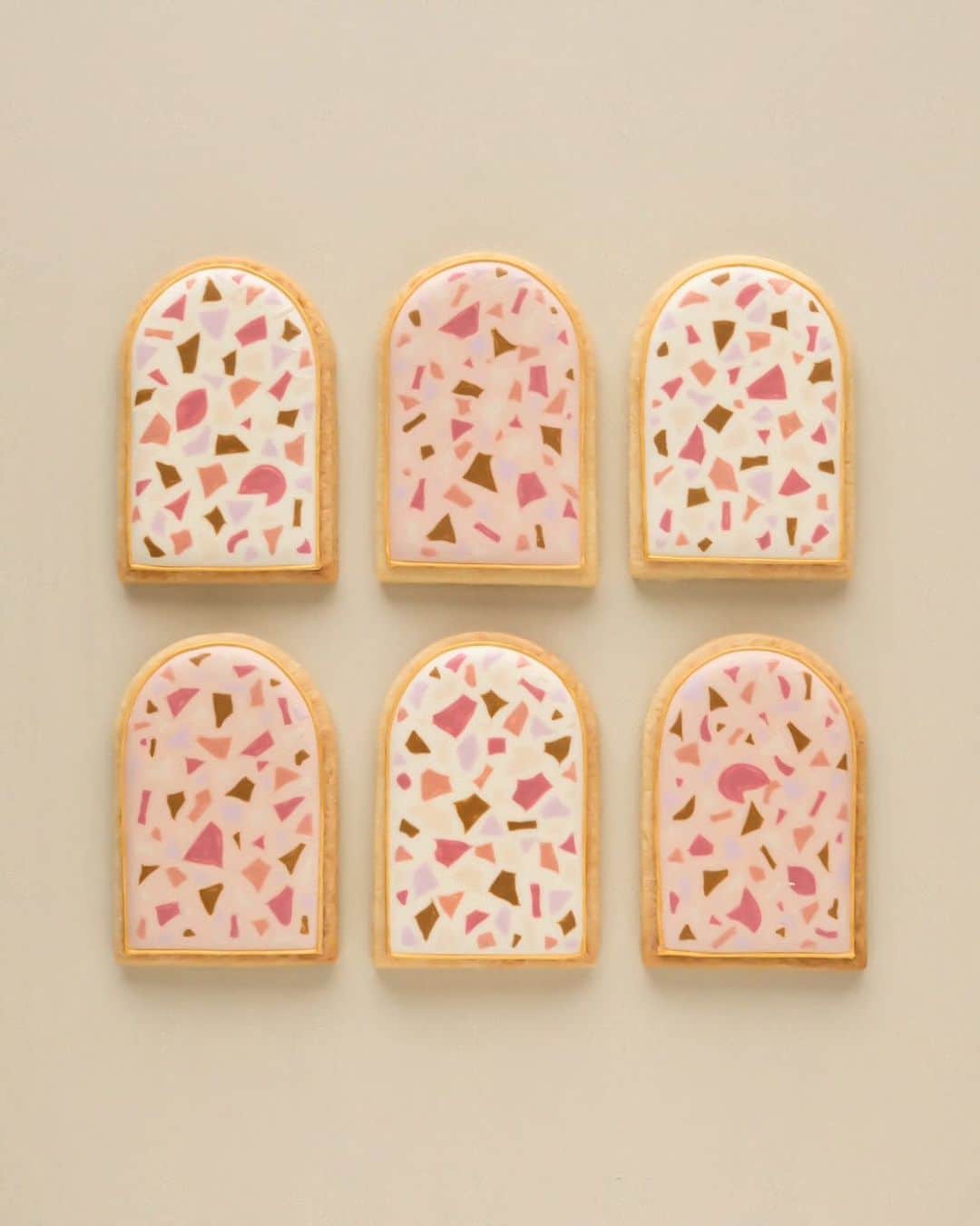 KUNIKAのインスタグラム：「Terrazzo marble mosaic cookies 🌱﻿ ﻿ ガラッと気分を変えて新しいデザインを作るのも楽しい🎨﻿ この前のアール・デコデザインもそう。﻿ なにか、"これはどう？"みたいな模様やスタイルがあったらぜひ教えてください👩🏼‍🎨﻿ ﻿  #artofkunika」
