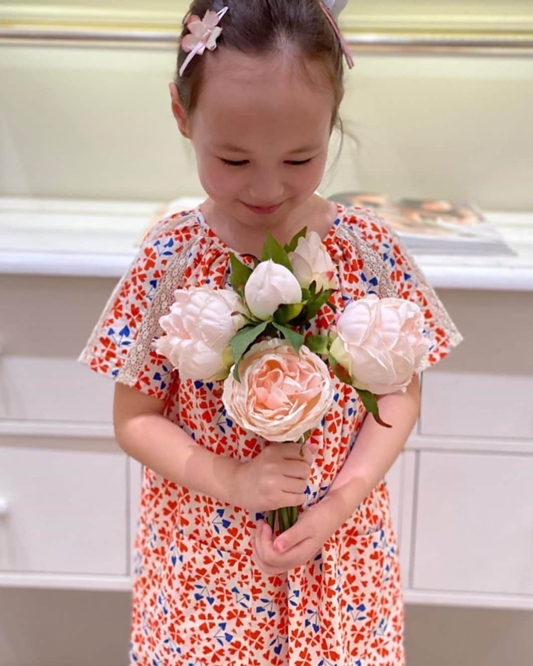 bonpointさんのインスタグラム写真 - (bonpointInstagram)「Fresh and colorful flowers brought to you by your favorite little human beings on this special day 💐We wish you a Happy Mother’s Day full of hugs and joy 🍒」6月7日 16時36分 - bonpoint