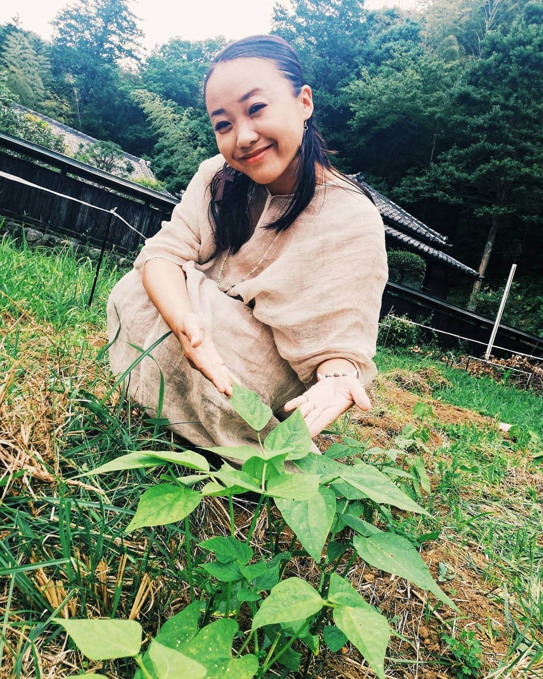 COMA-CHIさんのインスタグラム写真 - (COMA-CHIInstagram)「in my “JOMON” farm. living with nature 🌱 伊豆の畑、「JOMON山 ミロク農園」での優しい時間。 無農薬で雑草もむしらない、 #バクチャー で土壌を豊かにしていくJOMON農法でやっています❣️ 私たちと一緒に土いじりしたい人は @jomonbase へどうぞ。 一緒に気持ちい汗、流しましょ🌈✨」6月7日 16時41分 - coma_chi