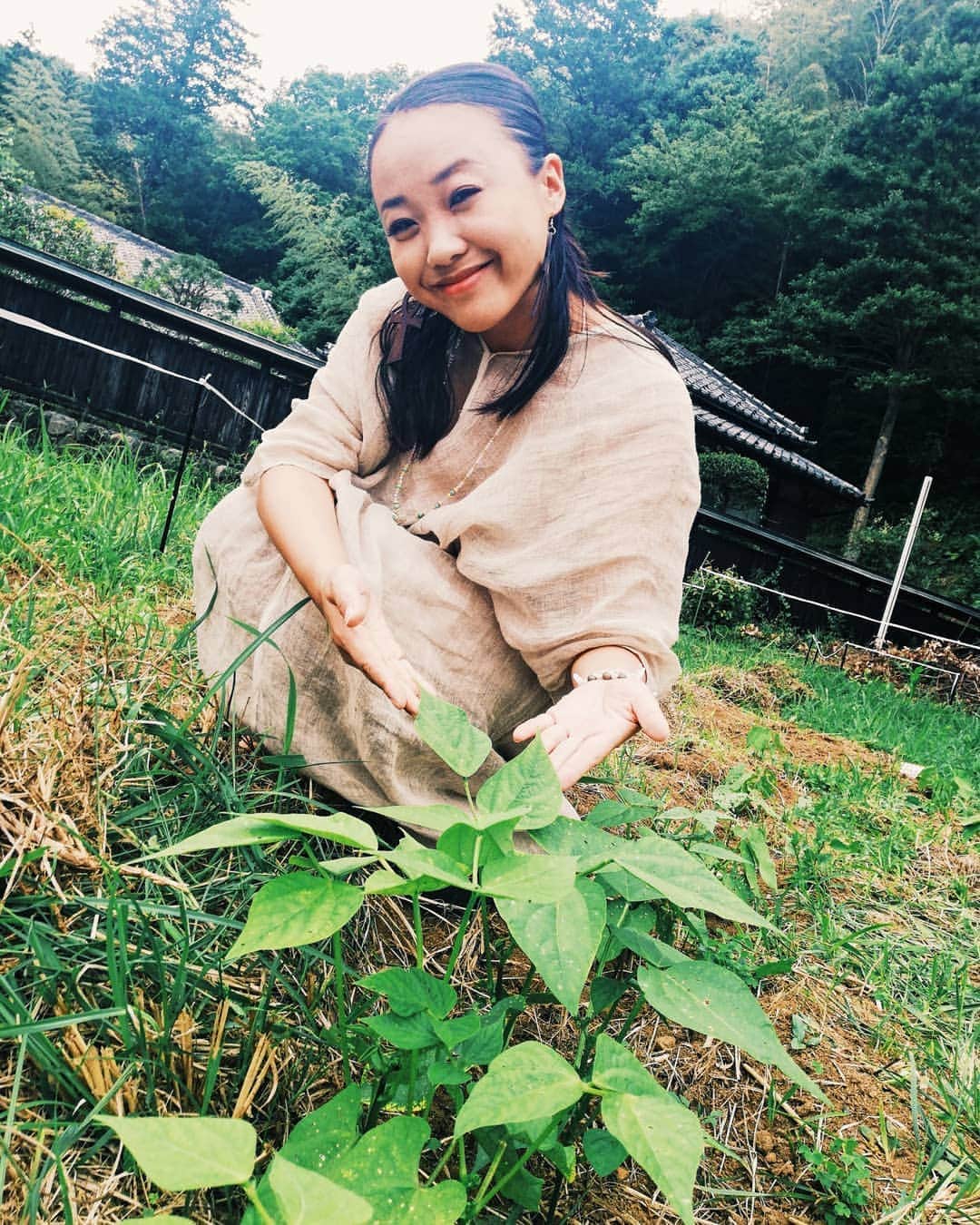 COMA-CHIのインスタグラム：「in my “JOMON” farm. living with nature 🌱 伊豆の畑、「JOMON山 ミロク農園」での優しい時間。 無農薬で雑草もむしらない、 #バクチャー で土壌を豊かにしていくJOMON農法でやっています❣️ 私たちと一緒に土いじりしたい人は @jomonbase へどうぞ。 一緒に気持ちい汗、流しましょ🌈✨」