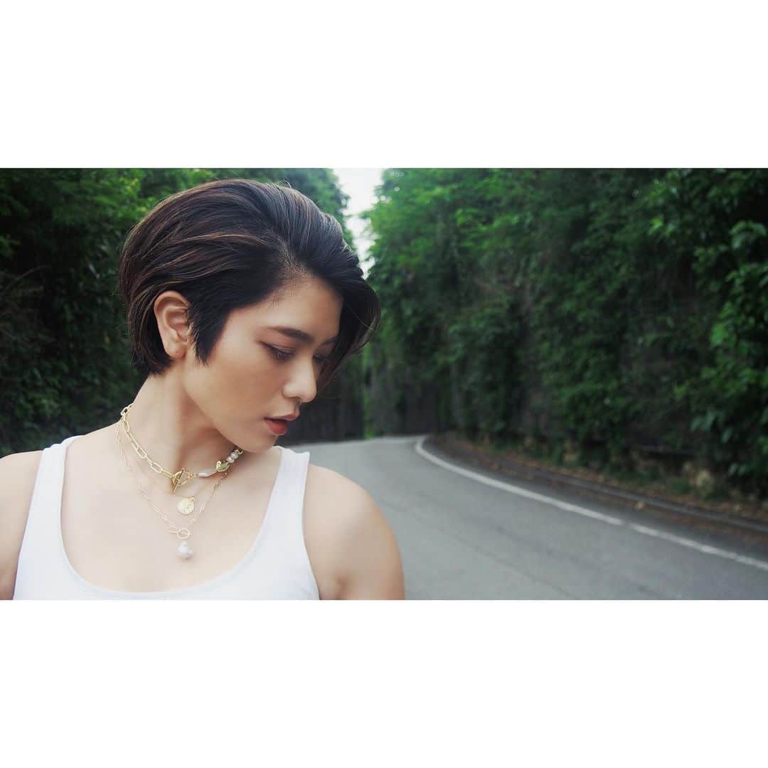 金城優華のインスタグラム：「梅雨の晴れ間﻿ @cannu.yuuka_kinjo  イメージ撮影からワンショット﻿ ﻿ タンクトップに﻿ ネックレスやチョーカー重ね付け。﻿ ちょっとマイブーム﻿ ﻿ ﻿ #太陽﻿ #海﻿ #夏﻿ #本当は梅雨 #また雨続き始まったね」