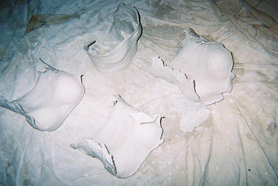フェリシティー・パルマティアーのインスタグラム：「Four breast casts done ✅ #flickpalmateerart #felicitypalmateerart」