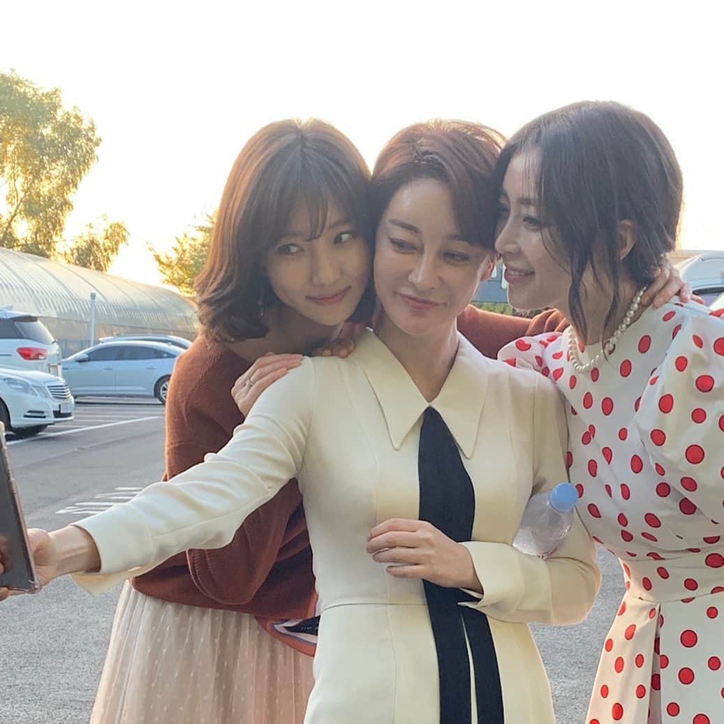 イ・イネのインスタグラム：「#드라마 #촬영 🎥하면서... .. “언니” .. .. 라고 불러본 #첫 #언니 👯‍♀️들~~!! (울지영 언니 ~~어디갔나요ㅠㅠ) .. .. #코로나 잠잠해지면 #또 #얼굴 봐요~~💝 #보고싶은 찐미인 다감이도~~😍 .. .. #송윤아 #천상 #배우 #생일 #축하 #기념 #사진 🤣ㅋㅋㅋㅋ  #jtbc #드라마 #우아한친구들」