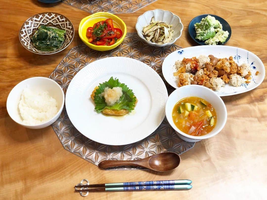 大戸千絵さんのインスタグラム写真 - (大戸千絵Instagram)「一昨日の晩ご飯です。  献立 メイン（魚） メカジキの照り焼きをおろし添えに。 もぅ一つは大豆ミートと豆腐のミートボールにチリコンカンがけ。  副菜は アボカドの白和え 椎茸とエノキと長ネギの出汁炒め 赤パプリカと大葉のマリネ 小松菜の胡麻和え （糖質を控えめにした副菜） スープは 玉ねぎとズッキーニとトマト酵母🍅で作ったミネストローネ！  トマト酵母は、トマトを発酵させて作っておきますが どんな料理にしても酷がありあまみもあり、凄くおすすめです。  #試合前ご飯 #アスリート飯 #福田家の食卓 #旦那ご飯 #糖質オフ #トマト酵母」6月7日 16時52分 - chie_ohto