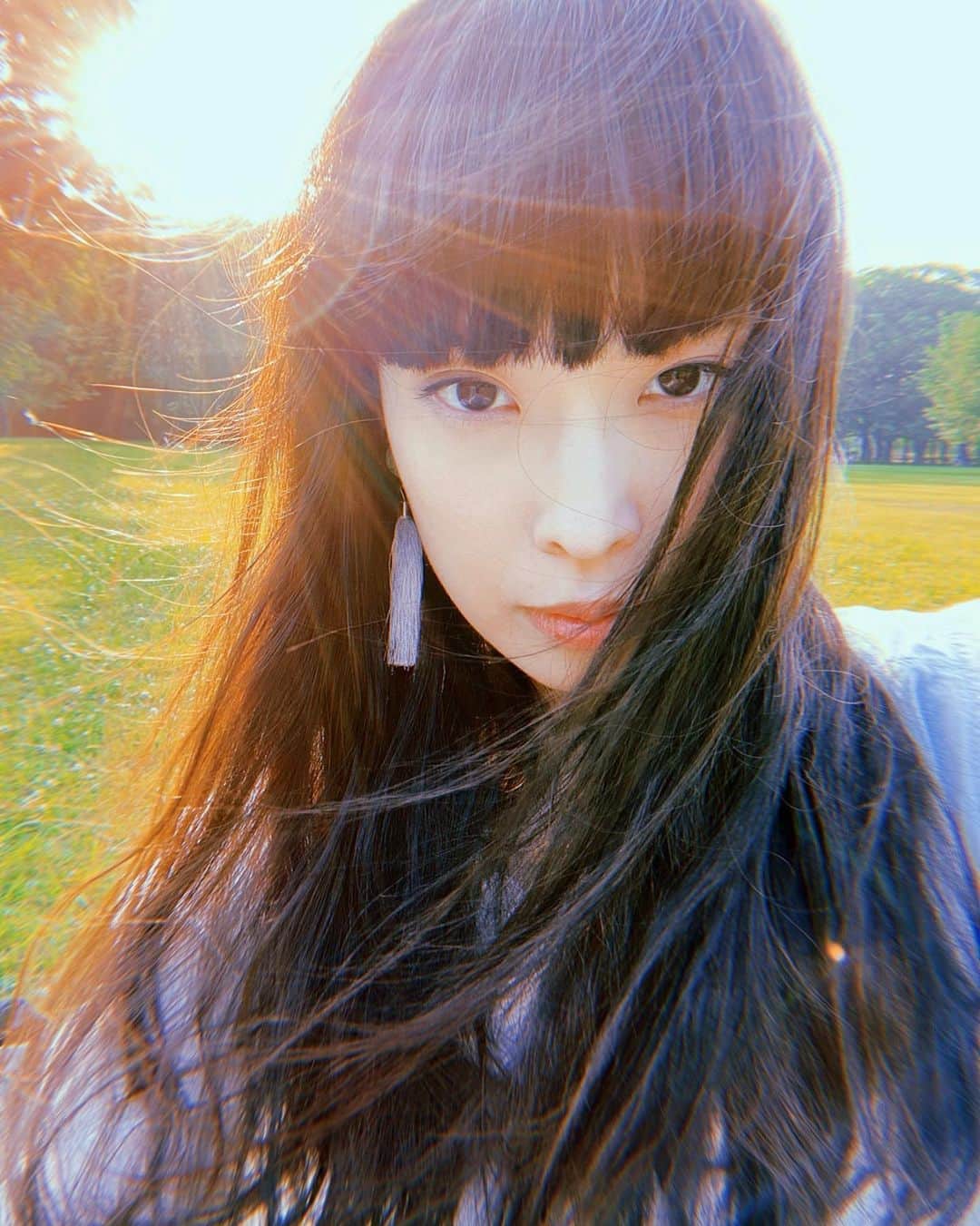 岡本愛梨のインスタグラム：「🌈☀️🚶‍♀️🌿✨👚 ・ ・ ・ ・ #seanewyork のブラウスで日光浴 #お気に入りを着て気分を上げる  #夕方は涼しい」