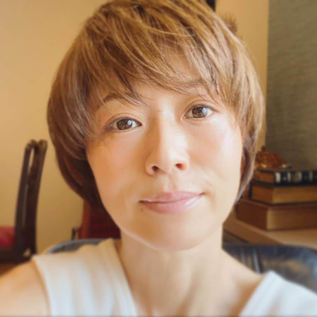畑野ひろ子のインスタグラム：「耳にかけないバージョンでヘアスタイルを撮ってみました。光で、かなり茶色く写ってますが、ショートボブの長さを目指しています。 #hairstyle #ショートヘア #ショートボブ」