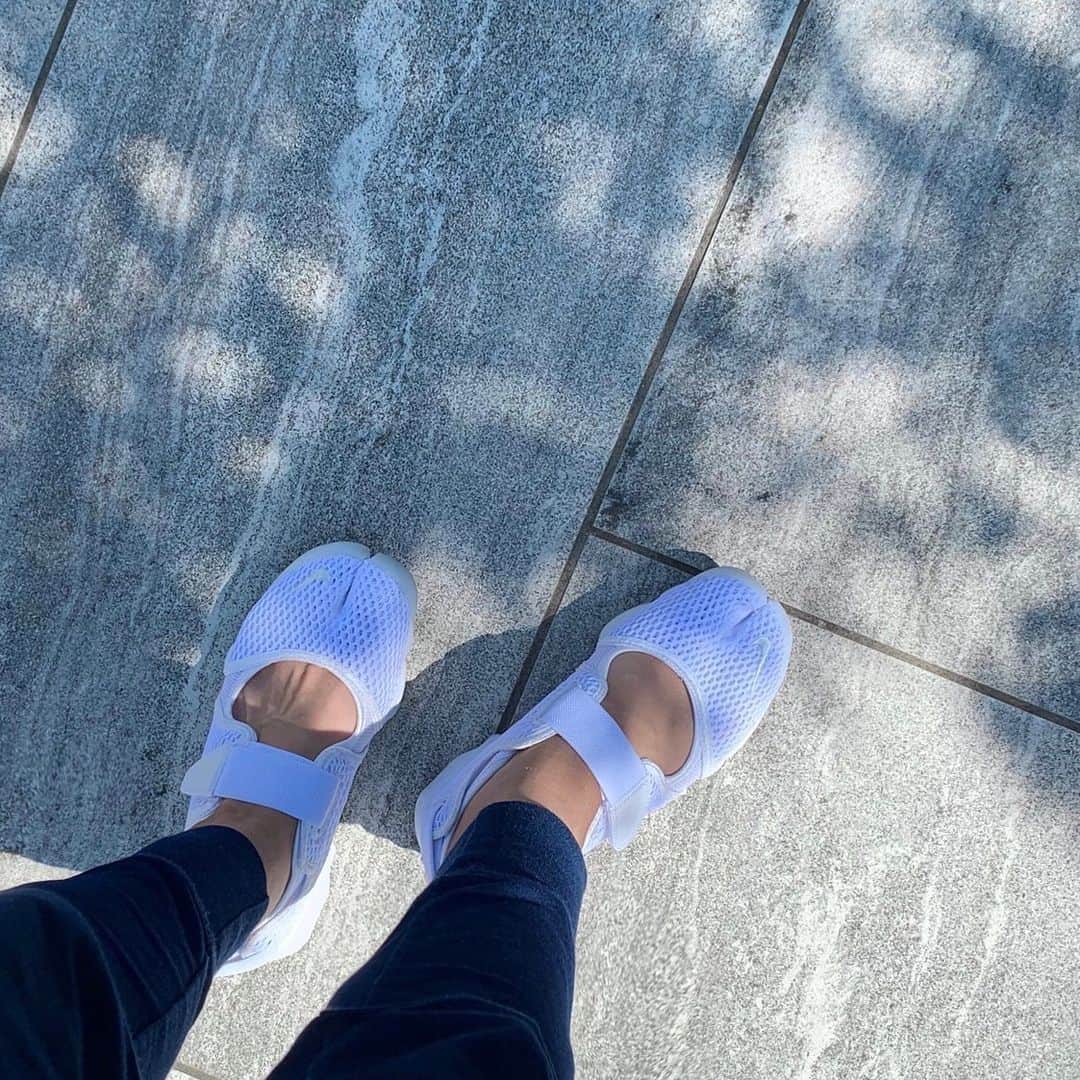 aki_closetのインスタグラム：「. 夏に向けて去年も迷ってたこちらを追加♡ . かるーい☺︎ . #nike #エアリフト」