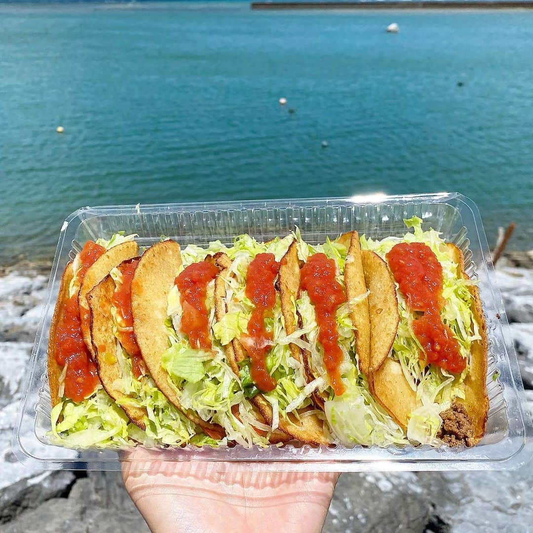 Mika Jimboさんのインスタグラム写真 - (Mika JimboInstagram)「【沖縄の美味しいタコス メキシコ】﻿ ﻿ 仕事の合間にタコステイクアウト🌮﻿ ﻿ 車で食べようかと思ったけど、天気がよかったので人がいない海沿いで🏖美味しすぎてリアルに5分で食べ終わってすぐまた移動。。。﻿ ﻿ ﻿ 昔は苦手だったけど、最近好きになりました。美味しいタコライスも食べたいなぁ❤️﻿ ﻿ ﻿ #沖縄#沖縄グルメ#沖縄タコス#沖縄タコスメキシコ#写真撮るときだけマスク外す#外でご飯#海でご飯#マスクのある生活#抗体検査済みです#もちろん陰性でした#一応報告しておきます #タコライス」6月7日 17時12分 - mikajimbox