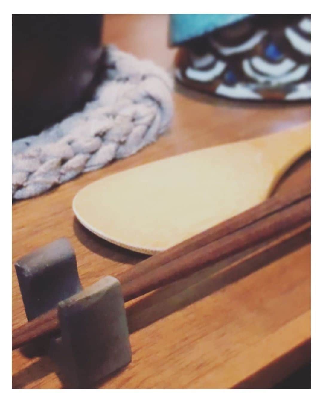 MIHOのインスタグラム：「【丁寧箸置き】　﻿ ﻿ 仁美ちゃんから受け取った箸置きリレー﻿ ﻿ もー、この2人、絵になる夫婦で今は家族で﻿#panasonic  の広告にでたりしている仲良し夫婦ですのでゼヒご覧アレ☺︎﻿ ﻿ ﻿ @haru_yu_ryo ﻿ @hiroyuki__kubota ﻿ ﻿ ﻿ ごくたまに撮影が一緒の時、時に旦那様が仁美ちゃんを迎えにきたのに悪いよぉ〜といって車に便乗して乗せて帰ったりもしてくれて甘えちゃっていますが﻿、笑 ﻿ ﻿ さてさて箸置きのオハナシ﻿ ﻿ 私なるべく小さい箸置きにしています﻿ ﻿ その方が時間を取られるので丁寧にお箸を運ぶから、という、理由なのですが効果絶大、笑﻿ ﻿ 洗い物も今日も美味しいゴハンになったよ、ありがとうー☺︎ってお礼をいいながらお片づけ﻿ ﻿ 一つ目の作家さんは忘れてしまった﻿ ﻿ 二枚目は　@sanadahiromi  ちゃんがシロクマ好きといったら家族分プレゼントしてくれたもの﻿、このどこ見てんだかわからない表情がシュールでツボ、笑 ﻿ 三昧目は群司康久・慶子さんの作品﻿ ﻿ これからも大切にできるものを集められたらいいなぁ﻿ ﻿ 一度、ここにバトンは置いておきますので、我こそはカワイイ箸置きアリ！の方、繋げますのでご一報を☺︎﻿ ﻿ ﻿ ＊ 発起人﻿ ﻿ フローラさんからのメッセージ﻿ 毎食を丁寧に食べて、より健康に！より素敵に！﻿ 日常〜世界のテーブルマナー研究家フローラです。おうちでの食事の時間が増えました。時間をかけて丁寧に食べることは、健康と美につながります。食材や料理だけでなく、食べ方にも焦点を当て、食卓を楽しんで頂ければと願っています。 🥢参加ステップ﻿ ﻿ ①おうちにある箸置きの写真を撮る。﻿ ご自分用、家族用、お客様用、何でもok。﻿ （料理は有っても無くても構いません）﻿ ②下記のハッシュタグを付けてSNS（facebook 、instagram）にアップ。﻿ （全体公開でお願いします）﻿ ③繋ぐ方は、お一人でもお二人でも﻿ ﻿ ﻿ #箸置きリレー﻿ #箸置きを使おう﻿ #フローラさん﻿ #ていねいに食べよう﻿ #chopstickrest﻿ #chopstickrestrelay﻿ #箸置き﻿ #健康﻿ #ごはん﻿ ﻿」
