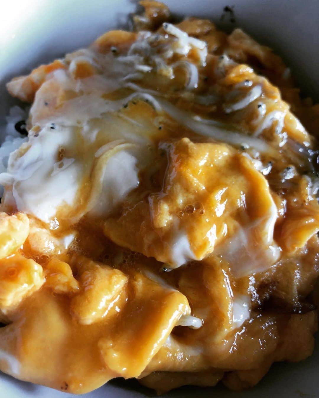 島袋寛子さんのインスタグラム写真 - (島袋寛子Instagram)「– しらすたまご丼。 – 卵とご飯の間に塩昆布ちょっとひいて。 – 卵はだし巻きのようにちょい甘です。 – おいしかったー。 – パースーいかな🙄」6月7日 17時21分 - hiroko.shimabukuro