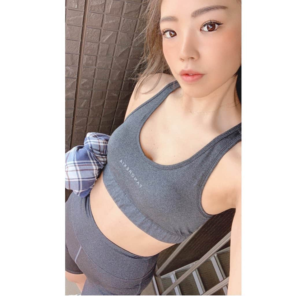 Linaのインスタグラム：「@kogenatsu920 のブランド @tanorexia_official オープンおめでとう🎉㊗️👧🏾. . なっちゃんらしいアースカラーやビビッドカラーのウェアと可愛いビキニもあるよ👧🏾👙🧡. 着心地よいし、こうゆうピタッとしたパンツは抵抗あったんだけどお尻の形が丸くピってなるから綺麗に見える🍑. ウェアが可愛いとやる気倍増‼︎💪🏽. なつの腹筋目指します🏋🏽‍♀️🌻. . #tanorexia #タノレクシア #fitnesswear」