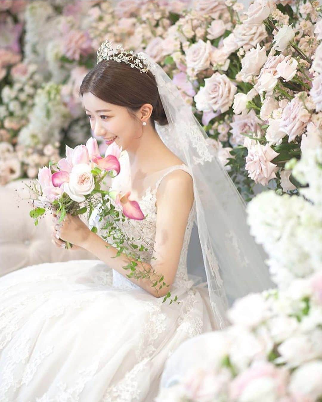 プレ花嫁の結婚式準備サイト Marry マリー さんのインスタグラム写真 プレ花嫁の結婚式準備サイト Marry マリー Instagram 完全にプリンセス ピンクのローズいっぱいで ティアラとベールで 芸能人の結婚式みたいな高砂ショット