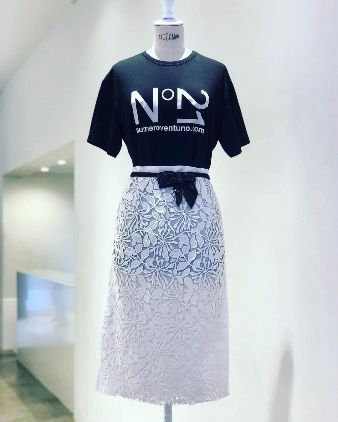 Taki Tanakaさんのインスタグラム写真 - (Taki TanakaInstagram)「Ｎ２１  tops,skirt,belt #N21  #newlogo T + #ladylike SK 黒白ですっきりと。  スポーティにもレディライクにも使える #ロゴT 毎シーズン大人気のレースの #ペンシルスカート #どちらもおすすめ  #musthave  #numeroventuno  #ootd #outfitoftheday #outfit  @iza_official #instorenow  SHOPIZA.com 📞06-6533-7877/03-3486-0013  #izastagram」6月7日 17時45分 - tanakataki