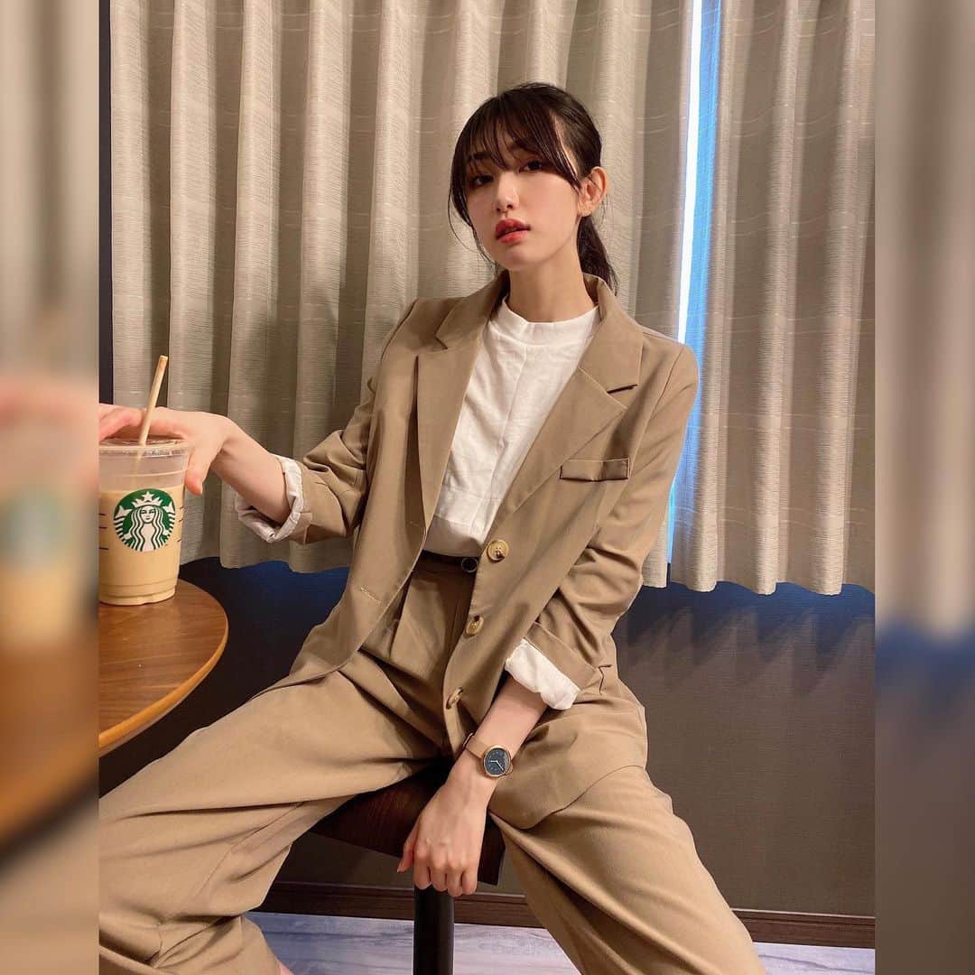 黒田瑞貴のインスタグラム：「スタバ営業再開してくれてうれじい😂笑 セットアップは韓国で買いました🇰🇷 #Tシャツしわしわじゃん #全然気にしないタイプ #気にした方がいい #ootd #ootdfashion #fashion #instalike #私服　#スタバ #セットアップ　#セットアップコーデ」