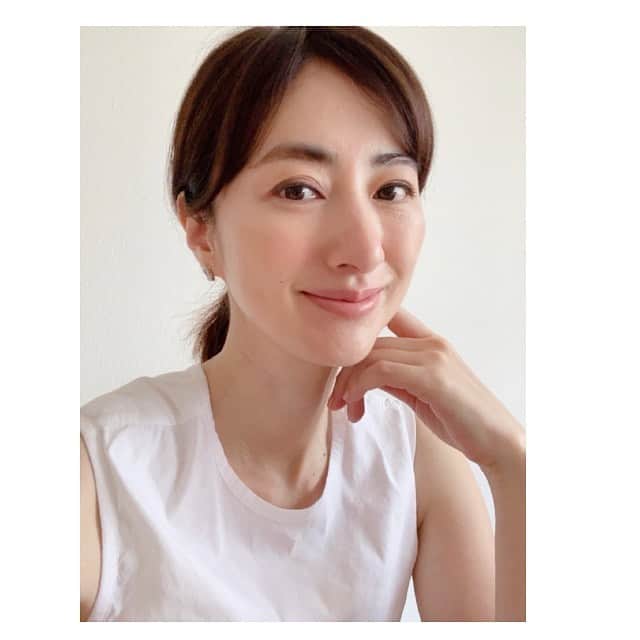 前田ゆかのインスタグラム：「汗をかきやすい季節、 マストなのはUVケア！　 @cpcosmetics_official  ホワイトシフト美白ラインから2アイテムが新発売。  ボディミルクとUVカットファンデを試してみました。  写真2枚目 #ソワーニュホワイトシフトボディミルク　SPF50PA++++ #ソワーニュホワイトシフトフェイスプロテクターSPF50PA++++全3色  写真3枚目ステックタイプファンデ！ ライトオークル ナチュラルオークル ヘルシーオークル 全3色  シミをしっかりとハイカバーする高機能UVカットファンデ。厚塗り感なく自然な仕上がり。耐水80分可能！！この夏、美白もしながらUVカットの最強デフェンス！ 写真4枚目 UVミルクのすーっと軽い伸びのよさ！ 白くなりにくくベタつかない。ヒアルロン酸が潤いを与え紫外線による乾燥から肌を守ってくれます。  紫外線カットしたいけど美白もしたいスキンケア機能がアップした新UV。 曇りの日もおうち時間でも防御膜は必要、仕上がりもストレスフリーな感触です。  #ホワイトシフト #cpcosmetics #uv」