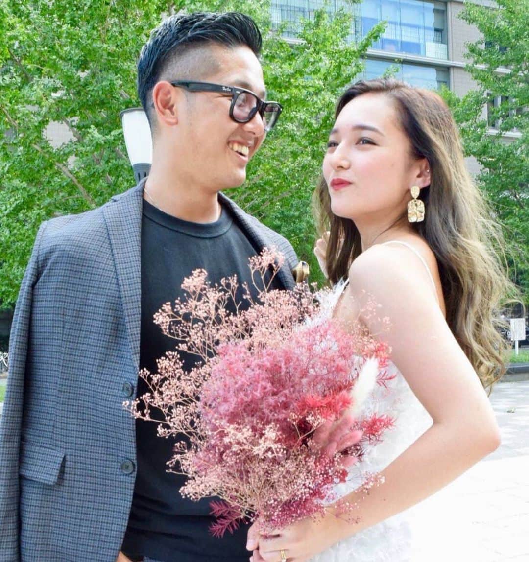 のインスタグラム：「@farny_weddingをフォローして #プラコレ #farnyレポ を付けて投稿してくださいね♥ . :-: :-: :-: :-: :-: :-: :-: :-: :-: 本日紹介したいウェディングフォトは・・・ @12rk.wdさん♡ . #東京 #銀座 エリアでの 友人カメラマンによる お洒落なセルフ前撮りを* . ┈┈┈┈┈┈┈┈┈┈┈ 花嫁コーディネートcheck✔️ 💐ブーケ 浅草橋にある #eastsidetokyo ♡ . 👗ドレス #BUYMA で購入された #フェザードレス ┈┈┈┈┈┈┈┈┈┈┈ . ゆるりと巻いたダウンヘアも こなれ感が出ていてお洒落ですよね＊ . ▶︎farny記事にも掲載中 https://bit.ly/374wMbt :-: :-: :-: :-: :-: :-: :-: :-: :-: . \\花嫁ライター募集中// @farny_wedding の DMより”Farny 花嫁ライター希望”とお送りくださいね◎ 担当者から折り返しご連絡さしあげます⁂ . \\花嫁アプリ // プロのアドバイザーに結婚式の相談を何度でも♡ ウェディングドレスの記事や、 自分のウェディングレポを残せちゃう♡” . ＞＞＞TOPのURLからcheck ⋈ @placolewedding ＞＞＞結婚のご相談は プラコレウェディングアドバイザーへ♡ @wedding_adviser ＞＞＞ウェディングレポを残したいなら、 farny by プラコレをcheck ✎ @farny_wedding ＞＞＞ウェディングアイテム＆DIYは farnyアイテムをcheck ❁ @farny_wd.item . ┈┈┈┈┈┈┈┈┈┈┈┈┈┈┈┈┈┈┈ #プレ花嫁 #卒花嫁 #結婚準備 #結婚式 #結婚式場 #当日レポ #撮影指示書 #weddingtbt #weddingdress #ウェディングドレス #運命の一着 #ウェディングフォト #ブライダルフェア #挙式レポ #卒花しました #試着レポ #farnyレポ #前撮り  #2020夏婚 #2020春婚 #2020秋婚 #2020冬婚 #挙式 #令和花嫁」
