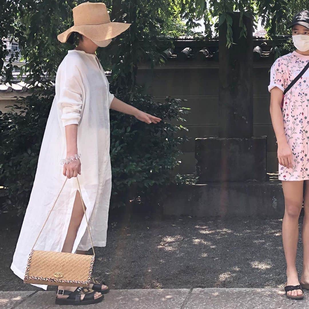 のインスタグラム：「この自粛期間中嬉しいこともありました。 それは、リーちゃんの背が伸びたこと。 もともと伸びている時期にあり、 トレーニング時間を少し短くしてもらって睡眠時間を確保したり、 ご飯も補食もそれまで以上に気をつけていた時期でした。  そんな中、トレーニングも大会も中止になり、毎日自主練の日々でしたが、睡眠も毎日たっぷり取れ、気がついたときには私（164cm）と並び、あれ？って言う間に抜かされ、多分2cmくらいリーちゃんの方が高い感じ。 体格もさらにガッチリし、近くにいるとデカ！って思ってしまう。  ついに私は家族の中で一番小さくなってしまいました。  でも、すごーく嬉しい！！！ まだまだ伸びてパワフルになって欲しい。 ・ ・ 写真② 3月初めはまだ私の方が高かったんだよなぁ。 ・ ・ 写真③ ちなみに、ライボーイが私の身長と並んだのも中学2年生の時でした。  洗面所で「背を比べよう」って言って私が背を向けたら、 ライボーイは背を向けずにこっち向いてて、 変な気配して、 「ちょっと！何でこっち向いてんのよ！」って言ったのがつい最近のことみたい。 （ほんと、この子は昔からそうなんだな。笑。） ・ ・ とにかく子どもの成長は一番嬉しい！  #子どもの成長 #tottorico #tottorai #tottorairico 写真の私①③偶然どちらも @chikako_owaki デザインのシャツ着てる！ @wonderfulllife_archives」