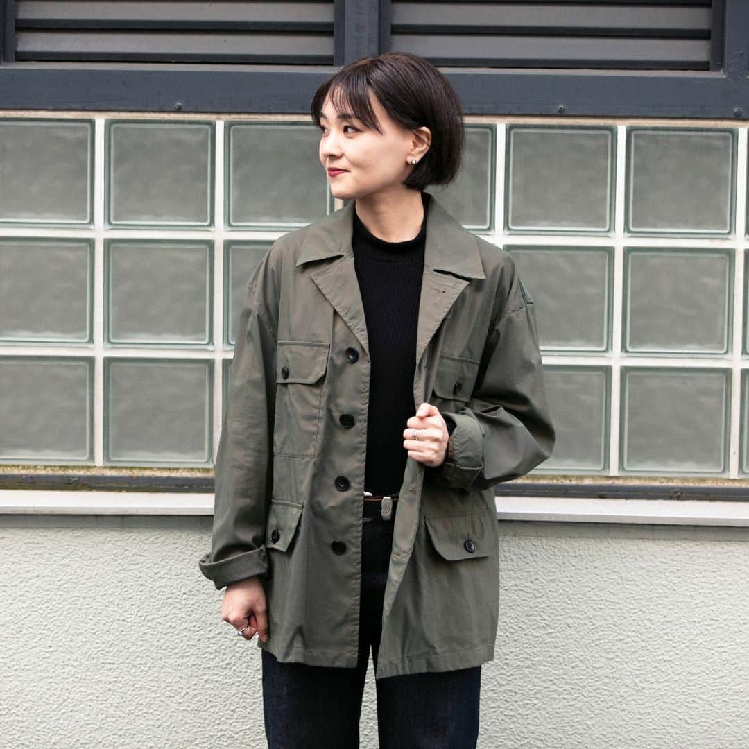 Barbour Japanさんのインスタグラム写真 - (Barbour JapanInstagram)「ミリタリーのフィールドジャケットをBarbourブランドに落とし込んだ「MILITARY JACKET C/N CHAMBRAY」  襟元のディティールはM-65の前身モデルであるM-43から着想を得た仕様になっており、ゆったりめのシルエット。  軽量素材のため、シャツジャケット感覚で着用いただけます。  #BarbourWayOfLife」6月7日 18時00分 - barbourjapan