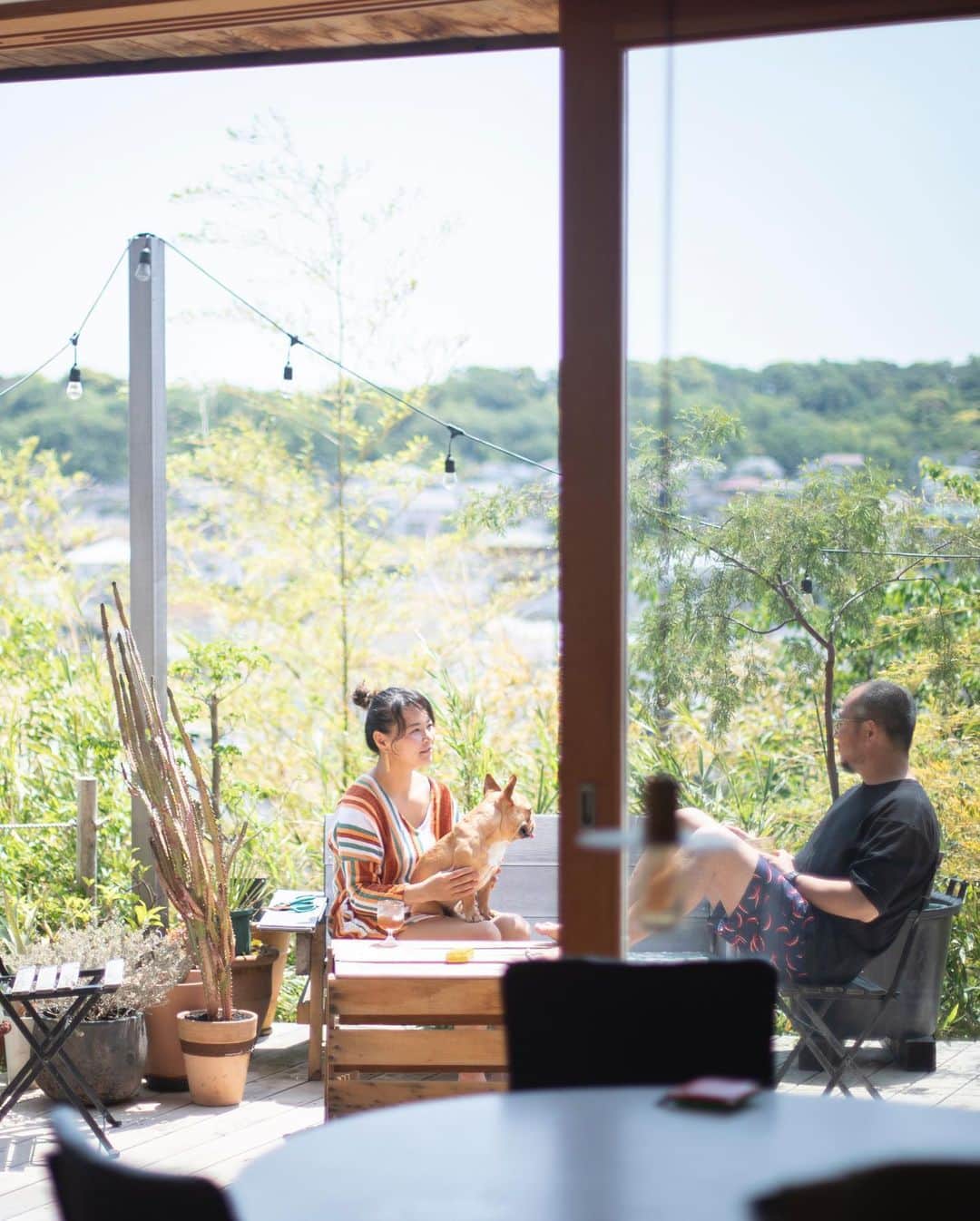 Hanako公式さんのインスタグラム写真 - (Hanako公式Instagram)「自由で明るくたおやか。鎌倉の景色と人に癒されます🐕⛅️﻿ ﻿ 「この街はシンプルでいい」と笑顔を見せる横田千明さんは、今年北鎌倉に自身のサロン〈モダーン〉をオープンしたばかり。サロンは鎌倉ならではともいえるお寺の敷地内で、自宅と同じく緑に囲まれています。﻿ ﻿ ・休日は愛犬のコスケと一緒に庭作業。﻿ ・隣には山があり、眼下には畑が広がる。美しい鳥の鳴き声と心地よい風を感じる庭は二人の大好きな場所。﻿ ﻿ 【Hanako1185号_鎌倉の暮らしに学ぶ発売！】﻿ #Hanako #Hanako_magazine #stayhome #外出自粛 #おうち時間 #おこもり #ポジティブおこもり #日々の暮らしを楽しむ #丁寧な暮らし #おうちカフェ #コーヒーのある暮らし #おやつの時間 #おうちごはん #部屋作り #シンプルな暮らし #鎌倉#鎌倉グルメ#鎌倉暮らし#鎌倉散歩 #photoby_YumiSaito」6月7日 18時01分 - hanako_magazine