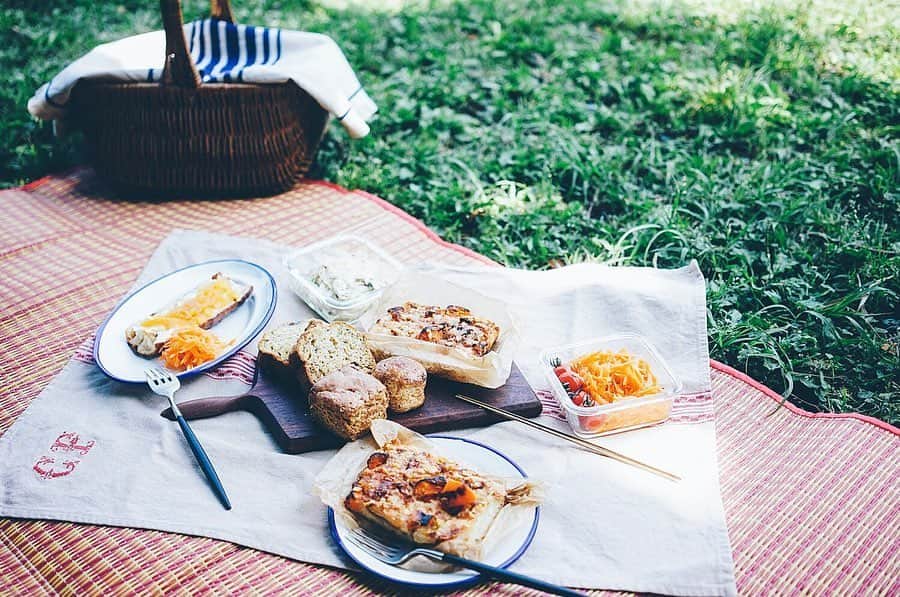 のインスタグラム：「0607 Today's lunch  下北沢にCAFEがあった頃から好きな 南大沢の @cicoutebakery でテイクアウト  小豆島無農薬夏みかんのマーマレードと フロマージュブランのタルティーヌに 人参や大根に甘くないピーナツペーストの タルトフランベ キャロットラペや完熟ミニトマト ササミ と玉ねぎのレモンマリネ 何度も焼いてるバナナケーキを バスケットに詰めて  アルザスを旅したとき食べた タルトフランベを思い出しながら 木陰でピクニック  チェンマイ旅で買った レジャーシートが軽くて重宝  Tさん @tkyk6911 の愛車 カスタムバイクをメンテナンスへ @cherubim_official  明るめのマッハシルバーにピンクのアクセント 鉄のスリムなフレームは美しく スポンサーMの刻印を記念に  美味しくて幸せなSUNDAYに感謝 ☺︎」