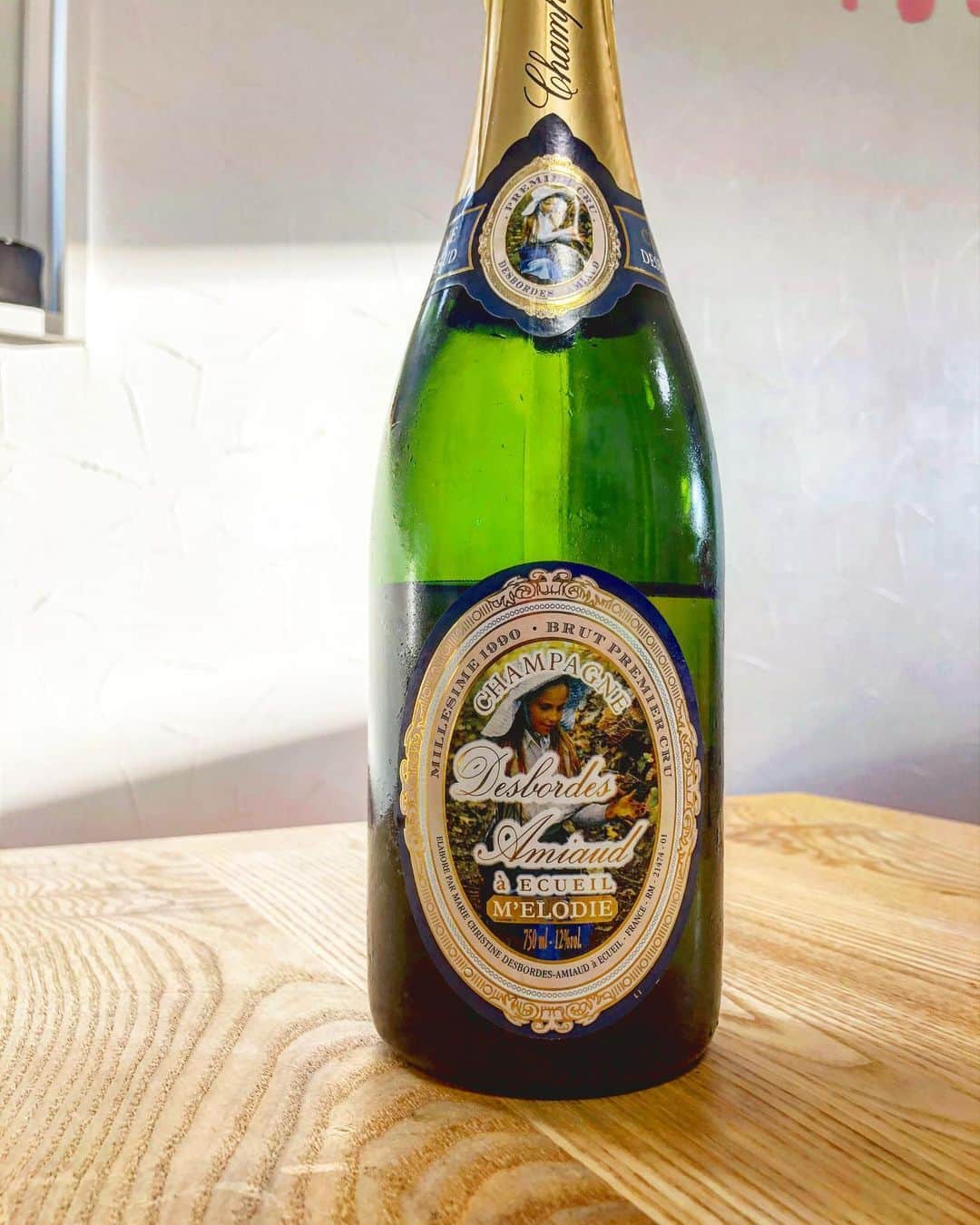阪野豊史のインスタグラム：「30歳になりました！！！ 誕生日と言うことで、同い年の1990年のシャンパンをいただきました。 30年の長い歴史を感じる味でした😏  #shampagne  #1990 #30歳　#誕生日」