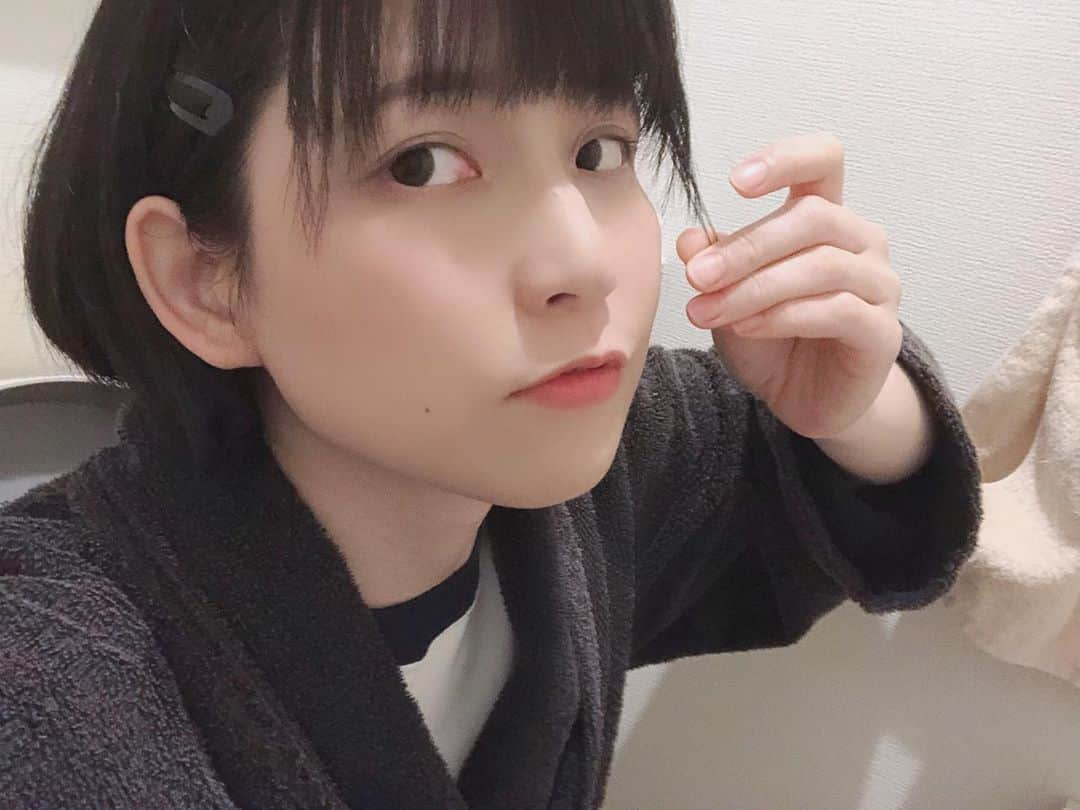 柏木あみのインスタグラム：「とある個室にて。  #黒髪ショート #AV女優 #とある昼下がりの撮影 #どこの個室でしょうか」