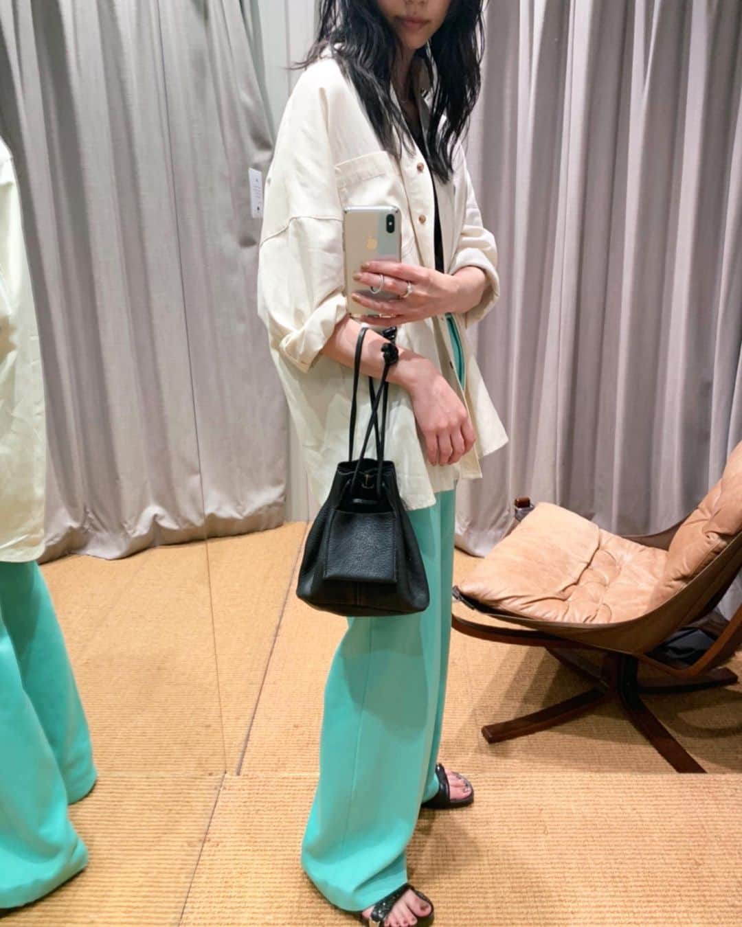 Shiho Sasakiのインスタグラム：「今日の私服🌼 ずーっと定番で出してるオーバーサイズのシャツは やっぱりこの時期大活躍💯 色違いも欲しくなるなぁ💭 pantsはvintageで買ったお気に入りのやつ🐸 #MOUSSY#私服」