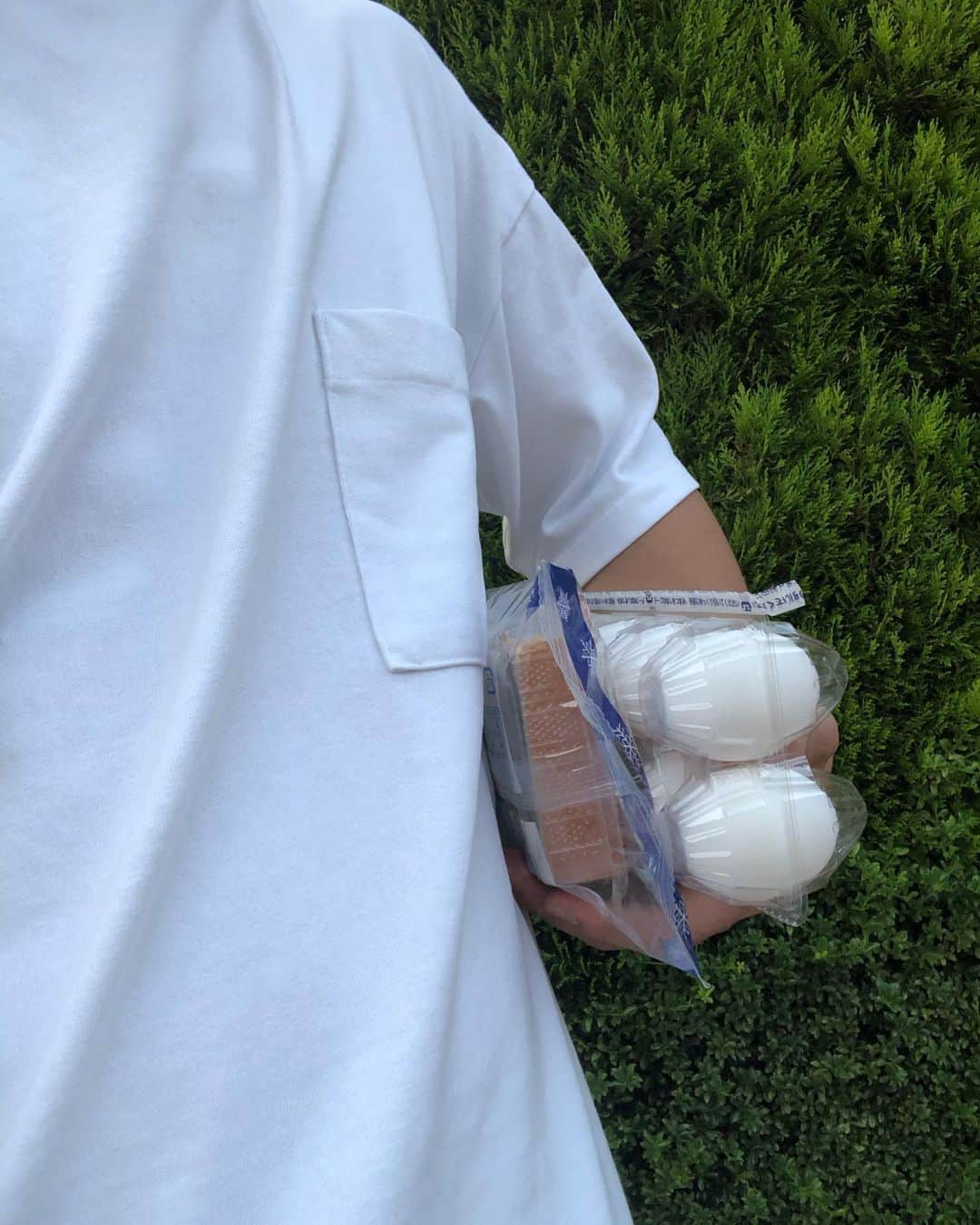 きむちゃんのインスタグラム：「そら、僕だって卵とパンのお買い物くらいやったら袋無しでセカンドバックみたいにしますよ。  #袋有料 #いつもはもらう #今日は貰い損ねた #万引きしてると #思われてそう #人の目気になる #レシート握りしめてる」