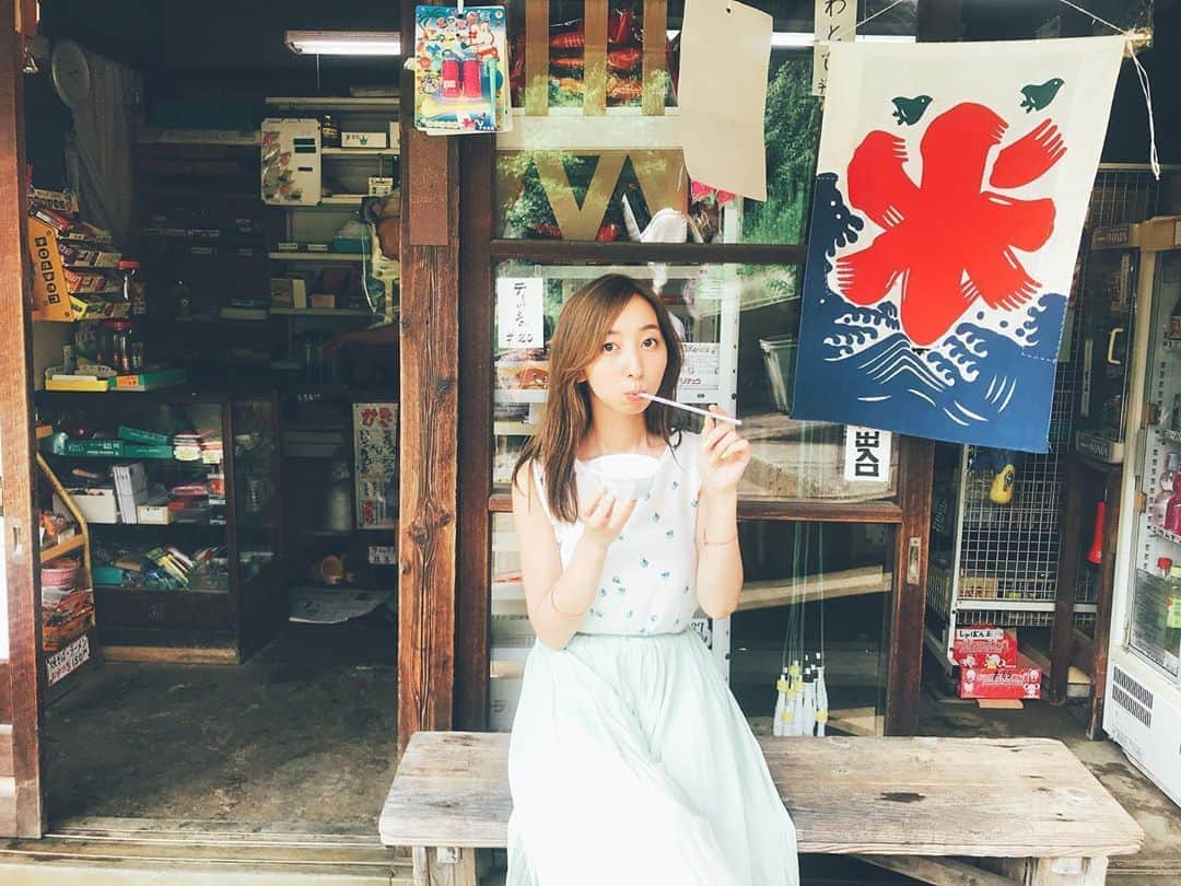 飯田里穂さんのインスタグラム写真 - (飯田里穂Instagram)「Special days off shot🍧 ※動画あるよん！  撮影でお世話になった こちらの駄菓子屋さんの名前 なんと飯田商店なんだよ〜  スタッフさんがロケハンして 探してくださったんです👀！ . Special daysを聴くと 夏って感じがするんだよねえ🌻 みんなはどうですか？＾＾ . . #Specialdays #飯田里穂」6月7日 18時24分 - rippi_ii