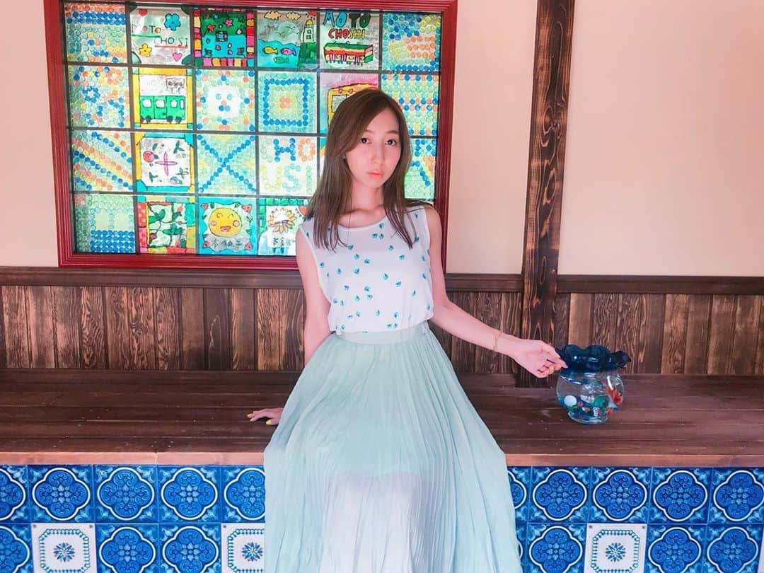 飯田里穂さんのインスタグラム写真 - (飯田里穂Instagram)「Special days off shot🍧 ※動画あるよん！  撮影でお世話になった こちらの駄菓子屋さんの名前 なんと飯田商店なんだよ〜  スタッフさんがロケハンして 探してくださったんです👀！ . Special daysを聴くと 夏って感じがするんだよねえ🌻 みんなはどうですか？＾＾ . . #Specialdays #飯田里穂」6月7日 18時24分 - rippi_ii