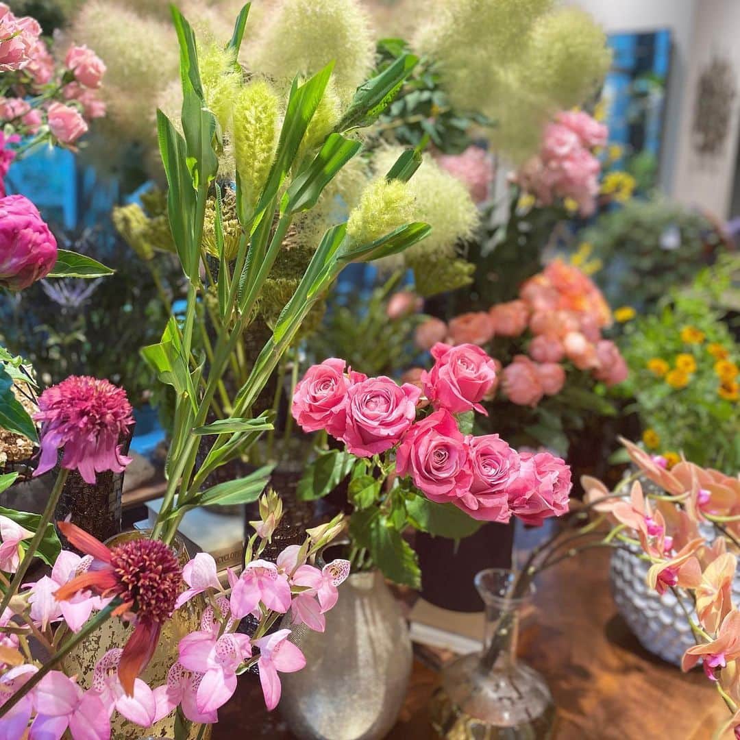 のインスタグラム：「葉っぱがあって花が映える💐 茎があって上を向いていられる🌹 いらない部分はどこもない♡」
