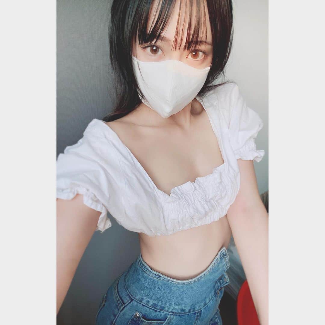 DJ mariennuのインスタグラム：「@kawaiimasktokyo さんのお肌に優しいマスク😷 シルク配合のコットンで肌に優しく着け心地抜群なのです❤️ 不織布マスクはプラスチックなので肌にはやっぱり良くないんですって😭黒ずみの原因、、、 こちらはお肌に優しいだけじゃなくてフィルターポケットに不織布をいれると通常のサージカルマスクより感染を防げる優れもの♪ 値段も1000円以下だしノーメイクの日はこのマスクって決めてます🙋‍♀️ コロナと共存していくのにマスクは必要不可欠だと思うので機能性があってしっかりお肌に良い物を使いたいマリエンヌです🧡 #マスク　#シルクマスク　#kawaiimasktokyo #スキンケア　#前髪ウィッグ」