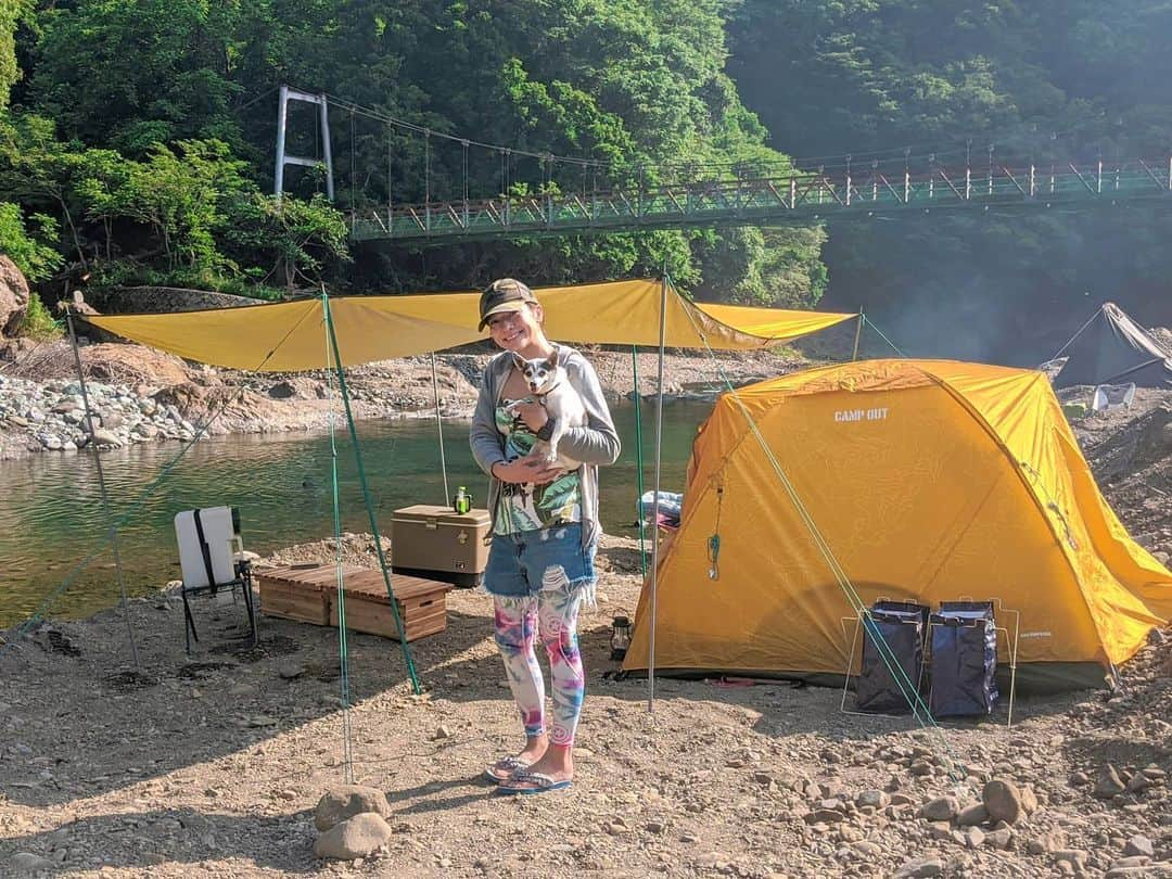 芳美リンさんのインスタグラム写真 - (芳美リンInstagram)「久しぶりのキャンプ⛺😀﻿ ﻿ トイとリフレッシュしました🐶﻿ ﻿自然の中はやはり最高！﻿ ﻿ 近場にこんな素敵な場所があって幸せです♥﻿ ﻿ 相変わらず川キレイにだし、﻿ Supもできたし、﻿ 気合で泳いだし、﻿ 大満足😀﻿ ﻿ そして新しいテントとタープをやっと外で張れた♫﻿ ﻿ ﻿ たくさん写真や動画撮影したので、﻿ 整理して徐々に上げていきます★﻿ ﻿ 今は近場で楽しみつつ、おうち時間も引き続き充実させていきます♫﻿ ﻿ ﻿ ﻿ #青野原野呂ロッジキャンプ場﻿﻿﻿﻿ @aonohara_noro_lodg﻿﻿ #青野原﻿﻿ #Captainstag﻿﻿﻿﻿ @captainstag﻿﻿﻿﻿ #キャプテンスタッグ#鹿番長﻿﻿﻿﻿ #キャンプ#アウトドア#アウトドア女子﻿ #女子キャンパー﻿ #takibipic #オシャキャン掲載希望 #キャンジョ #campzine掲載希望 #vastlandリポート #lantern_smile ﻿」6月7日 18時28分 - lynn.lynn5