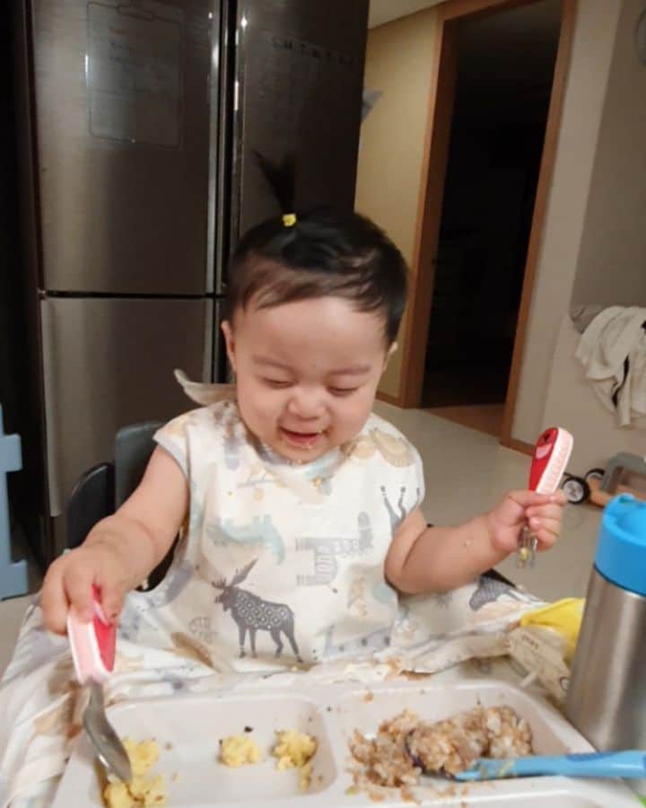 ミン・ヨンウォンのインスタグラム：「민서는 먹방요정~🧚‍♂️🧚‍♂️🧚‍♂️ #닭다리뜯는아기 🍗🍗🍗 #애교쟁이아들❤️ . . 요즘 제가 먹는거 다~~먹고 싶고 다 따라하는 아기👶 특히 ..커피랑 빵 ㅋㅋㅋ 아기랑 맛집 뿌시러 다녀야겠어요.🥐🧀🥞🍕🌮🍩🍢🦞🍻🍼🍽🥂🍭🍬🍫 . . '아줌마' 되기전엔 정말 싫다고 생각했는데.. 아줌마가 되어보니 또다른 매력적인 삶이 있네요. 넘 좋아요. ㅎㅎㅎ . . 민서야 우리 씐나게 살장😘😘😘 . . . . . #14갤아기 #사랑해 #푸드파이터 #먹방요정 #육식주의자 #돌아기  #아기모델 💌  #육아일기 #신혼일기 #육아맘 #육아소통 #일상 #소통 #맞팔 #데일리 #황금돼지띠아들 #오오티디  #베이비스타그램 #foodfighter #birthdayboy #play #baby #babyboy #love #family #present #car #carlove」