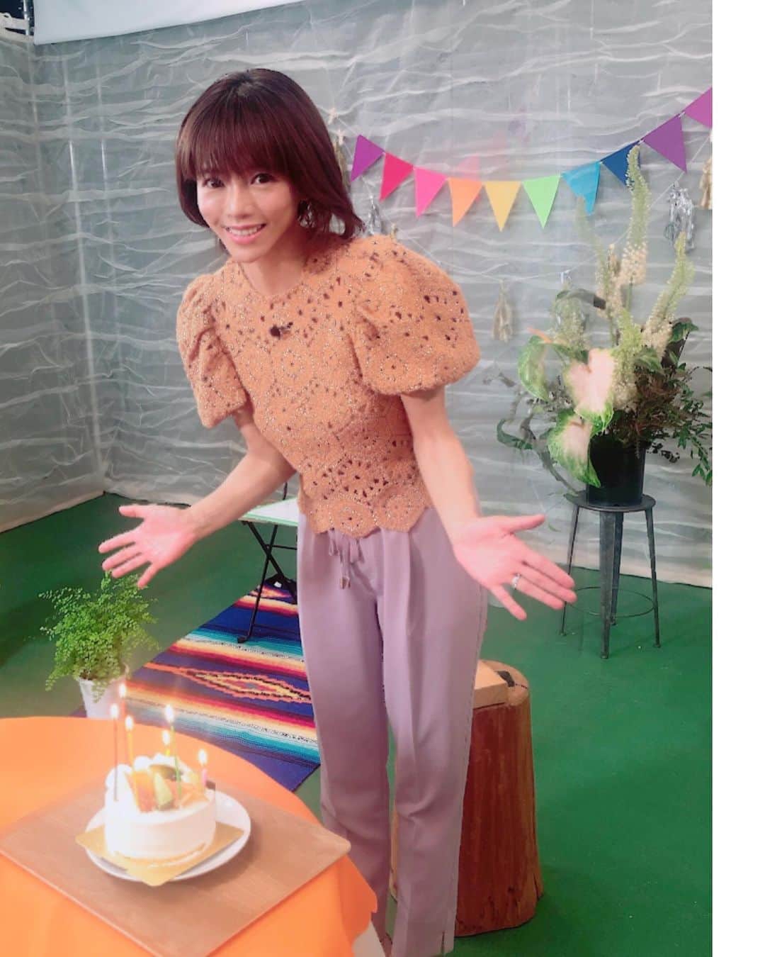 釈由美子さんのインスタグラム写真 - (釈由美子Instagram)「番組収録が終わった瞬間、 「お誕生日おめでとうございます🎉🎂」と  スタッフさんの拍手をいただきました！  まさか自分のこととは思わず、ぽかぁんとしていたら🙃  6月12日で42歳を迎える、 私のお祝いをしてくださいました😅😂🤣 この歳になると 自分のバースデーなんて気にしない(忘れたい)ですがw お祝いしていただけるお気持ちが 本当に嬉しいです😭✨ 番組からはワイン🍷も頂きました😍  本当にありがとうございました🙏✨」6月7日 18時42分 - yumikoshaku