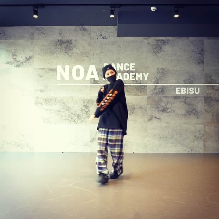 のインスタグラム：「That's Facts @djcarisma @tydollasign 👑 ・ オンラインLessonのbeginner classでやったもの⭐︎ 帽子被るともはやメンズだ🧑🏼 しっかりコロナ対策しながらLesson再開！！ 久々皆に会えて嬉しかった🌻🧡 大変な世の中だけど未来が明るくなるよう祈って信じて今日も生きよう！ #thatsfacts #harukamuto #choreography #mutochoreography  #皆の動画も貰ったら載せるね」