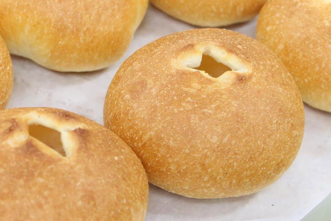 神戸製菓専門学校（公式）さんのインスタグラム写真 - (神戸製菓専門学校（公式）Instagram)「🌈6/7オープンキャンパス🌈 今日は久々のパン体験オープンキャンパス❗️ じゃがバターパンの包あん作業に挑戦していただきました⭐️ パンの発酵時間にたっぷりパン生地を使って、分割・成形の練習💪  そして、今回は #業界まるわかりオープンキャンパス ということで、南田先生、林先生、大谷先生からパン職人の現場のお話やご自身のエピソードもお話していただきました😌  製パン分野で働くイメージがググッと深まったのではないでしょうか？☺🍞 次回のパン体験オープンキャンパスは6/21(日)フランクロールです🌭😆 この日は生地作りから体験できる＆AO入試対策もできるスペシャルDAYです💫☺️ パン好きの皆様にお会いできるのを楽しみにしております♪  #神戸製菓　#神戸製菓専門学校　#神戸製菓専門学校oc  #オープンキャンパス　#じゃがバターパン　#パン　#パン屋さん巡り #パン職人　#パン作り　#パン作り好きな人と繋がりたい  #パン活 #フランクロール　#ブーランジェ　#製パン本科　#神戸　#三宮　#神戸パン　#パン専門学校 #製パン専門学校　#pattistagram2020」6月7日 18時53分 - kobeseika_info